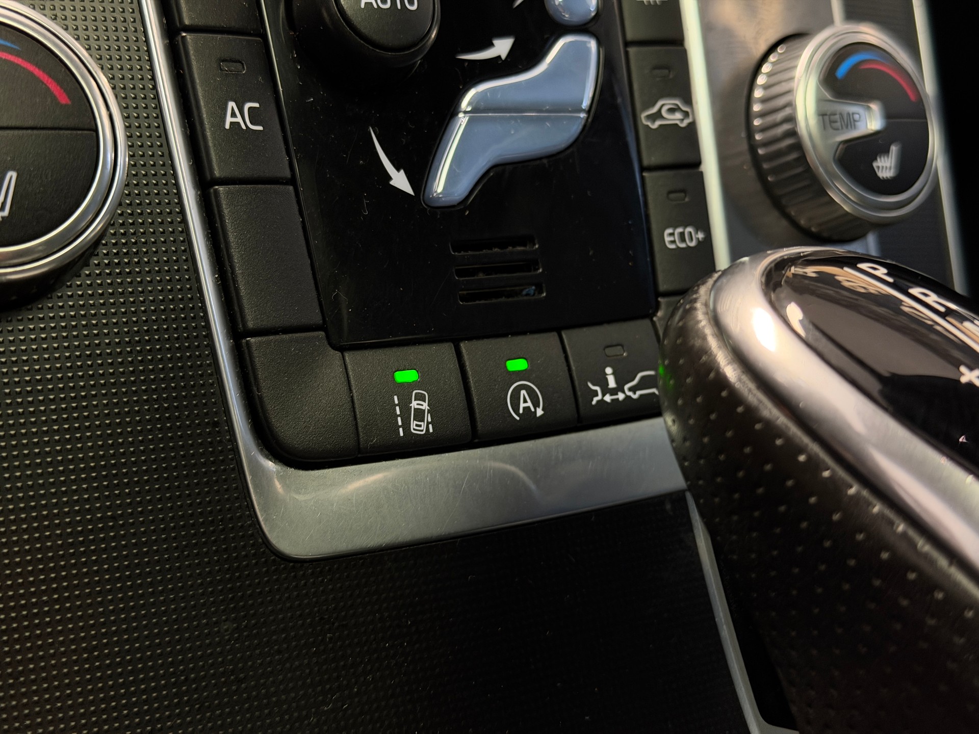 VOLVO XC60 T5 Kinetic R-Design Geartronic-image-12