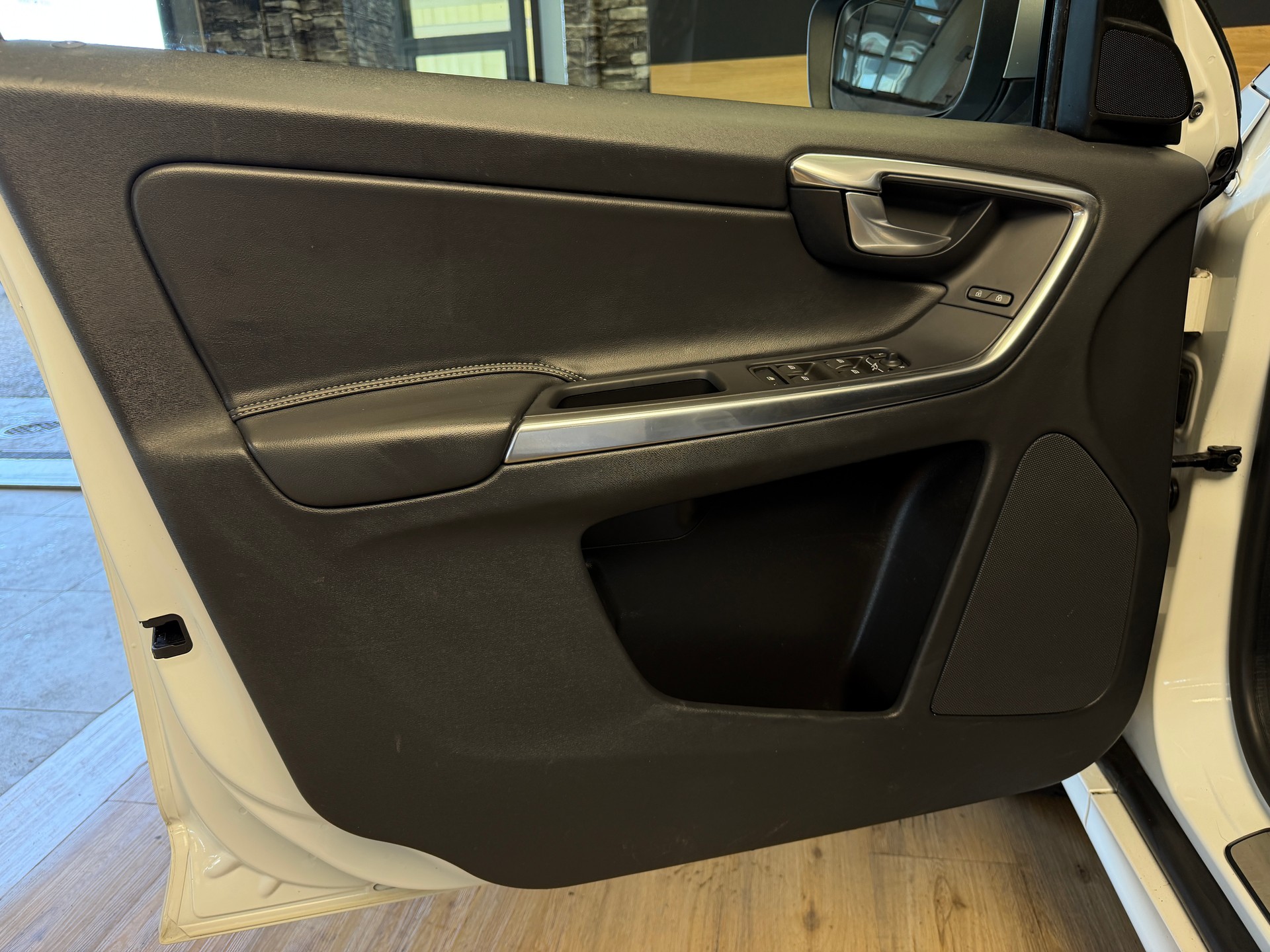 VOLVO XC60 T5 Kinetic R-Design Geartronic-image-15
