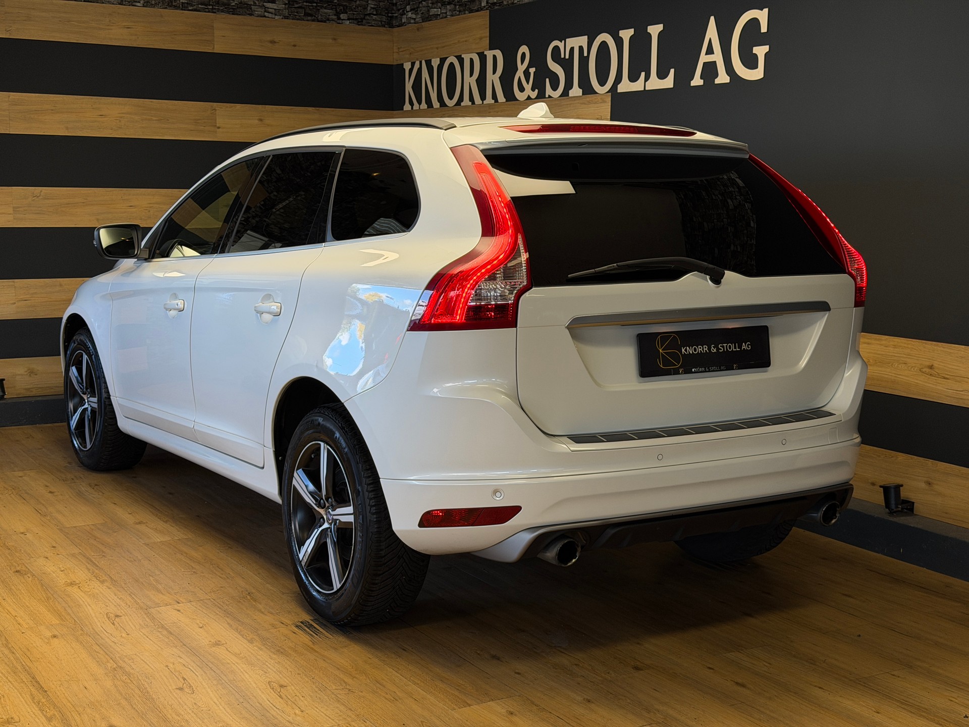 VOLVO XC60 T5 Kinetic R-Design Geartronic-image-4