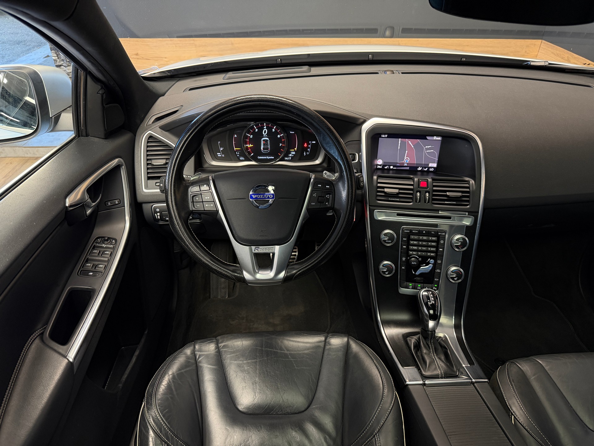 VOLVO XC60 T5 Kinetic R-Design Geartronic-image-6