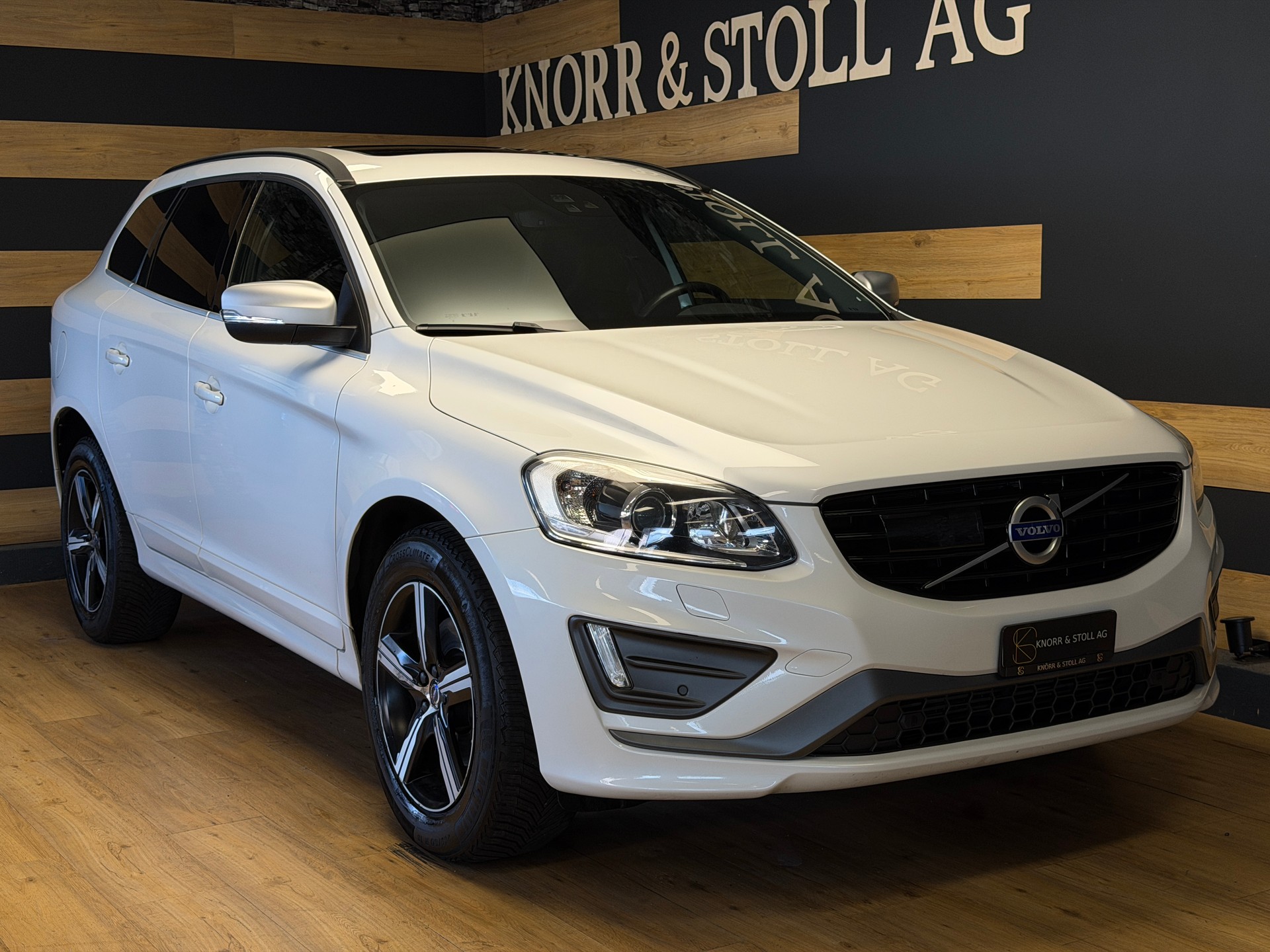 VOLVO XC60 T5 Kinetic R-Design Geartronic-image-0