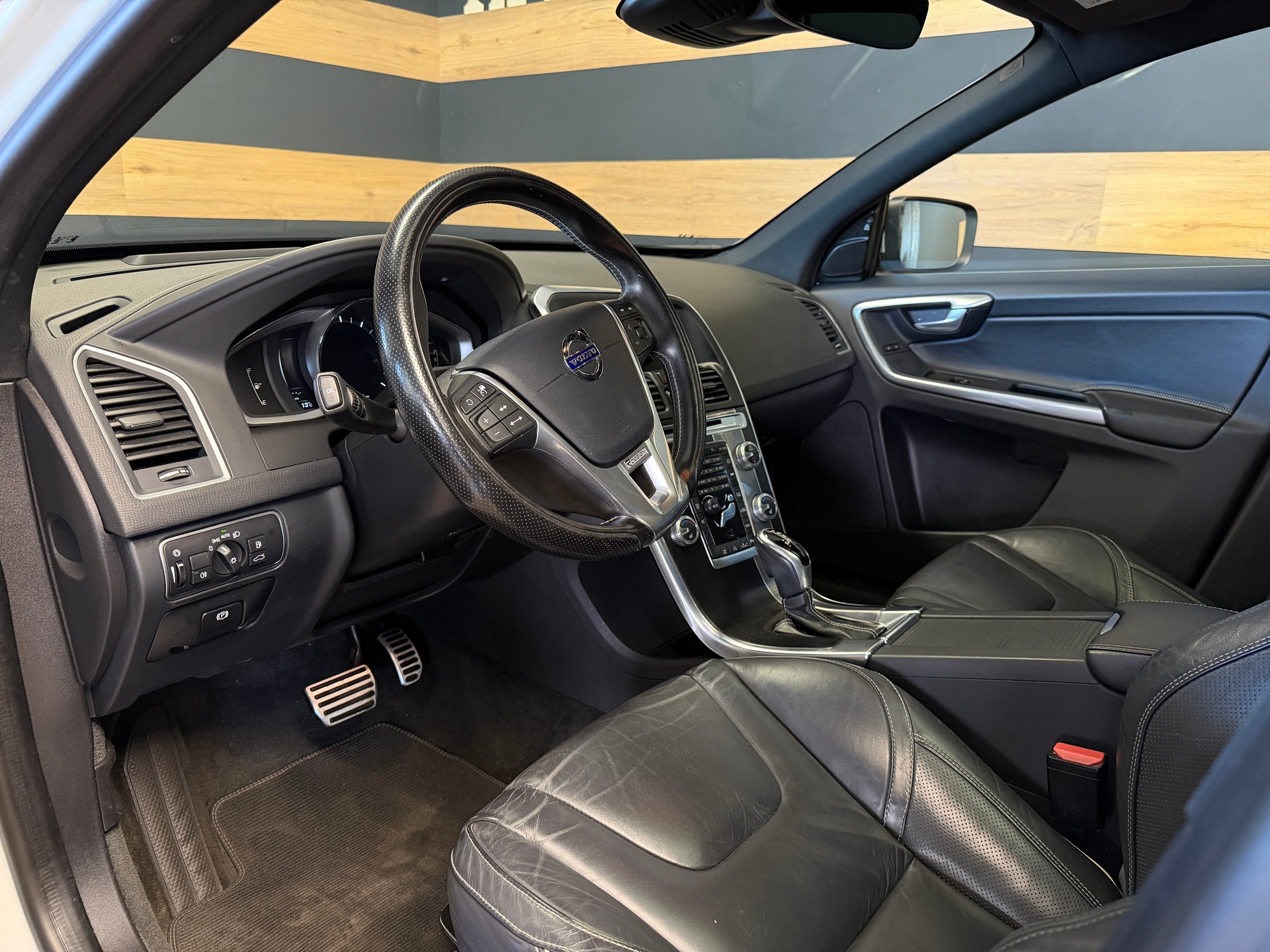 VOLVO XC60 T5 Kinetic R-Design Geartronic-image-14