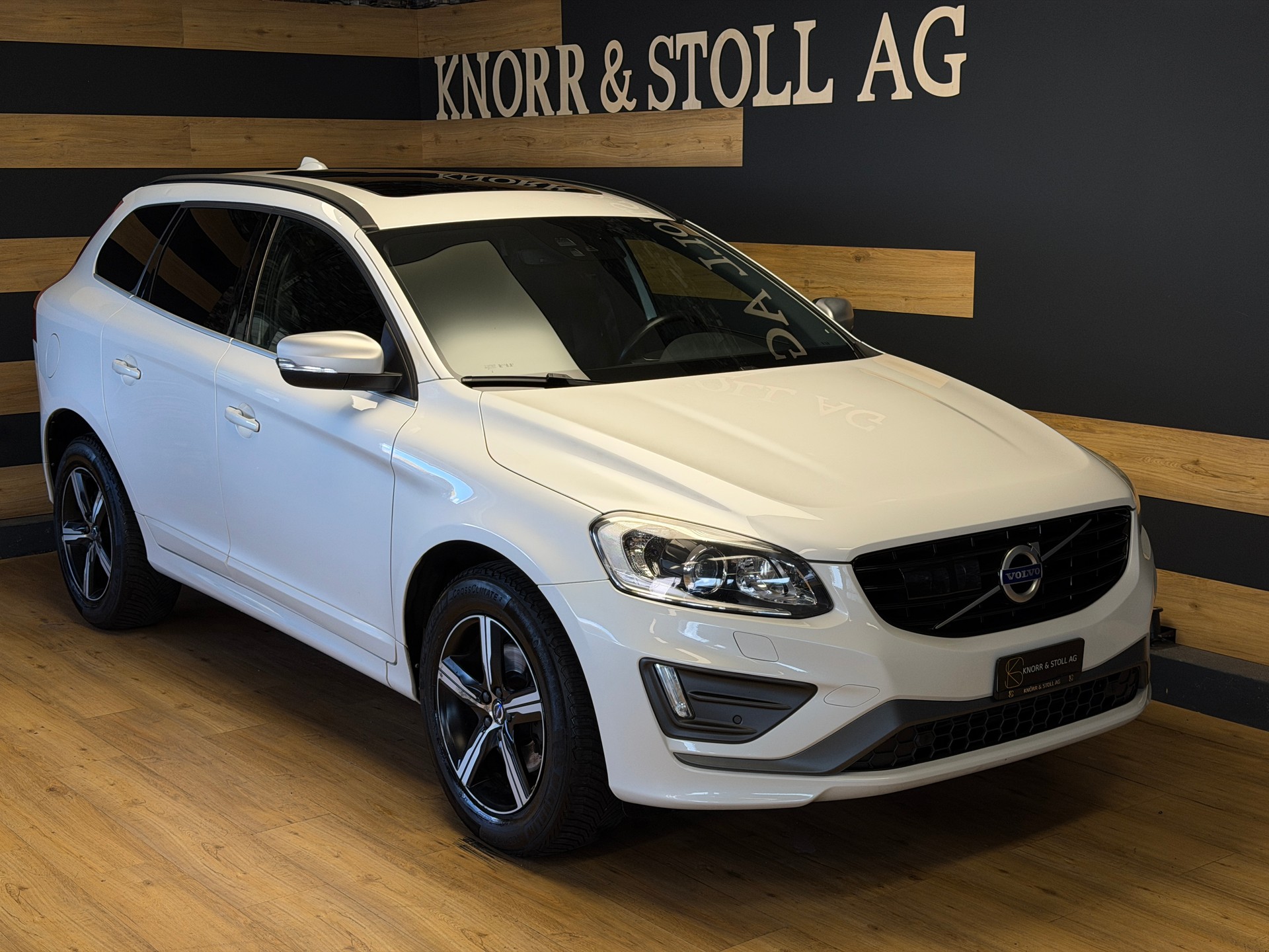 VOLVO XC60 T5 Kinetic R-Design Geartronic-image-3