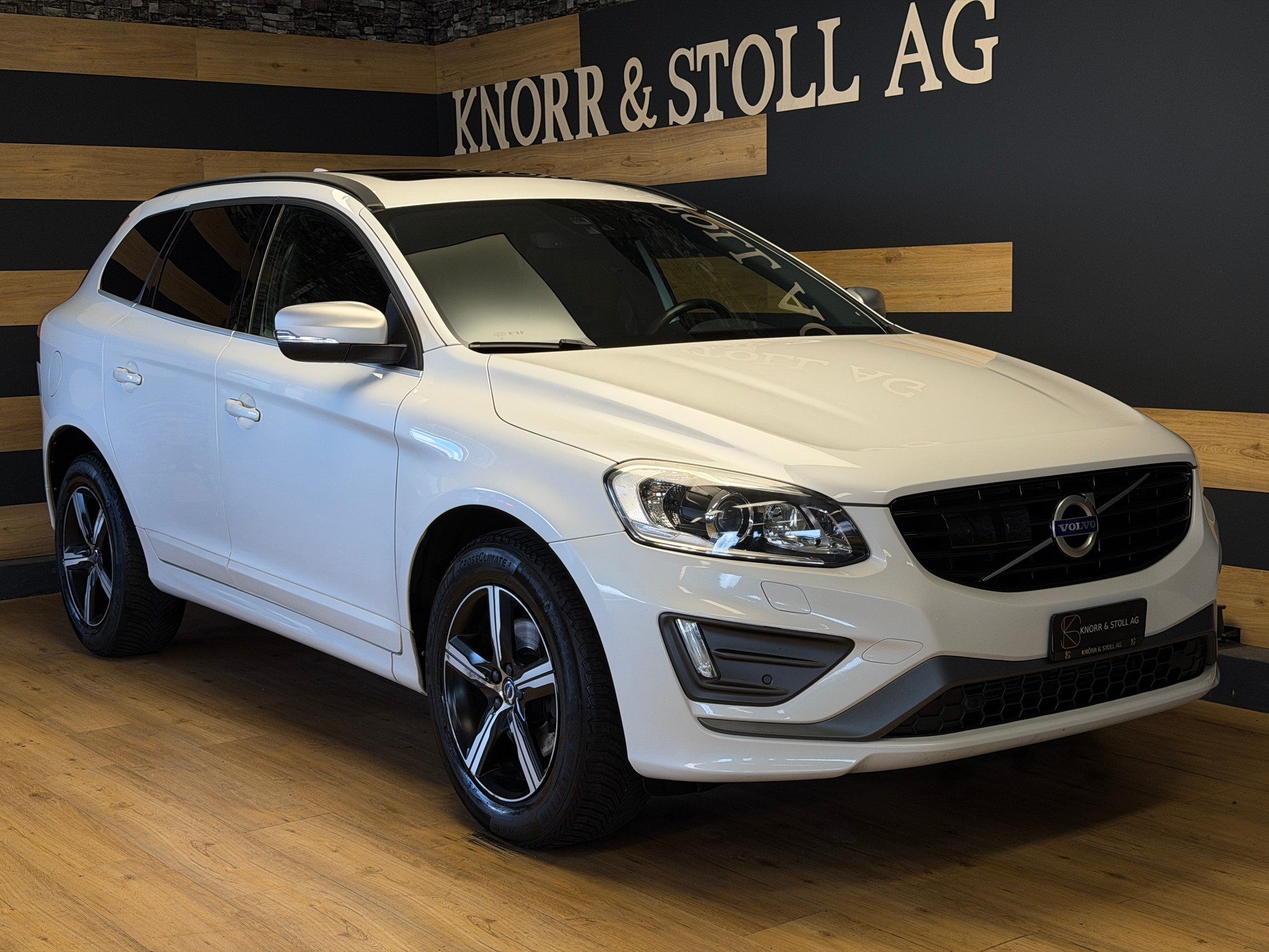 VOLVO XC60 T5 Kinetic R-Design Geartronic-image-1