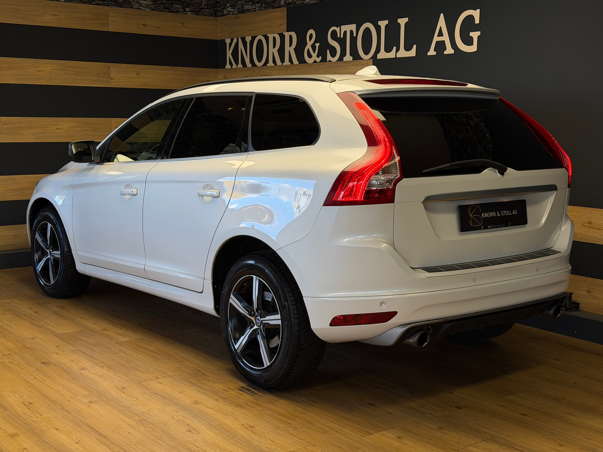 VOLVO XC60 T5 Kinetic R-Design Geartronic-image-5