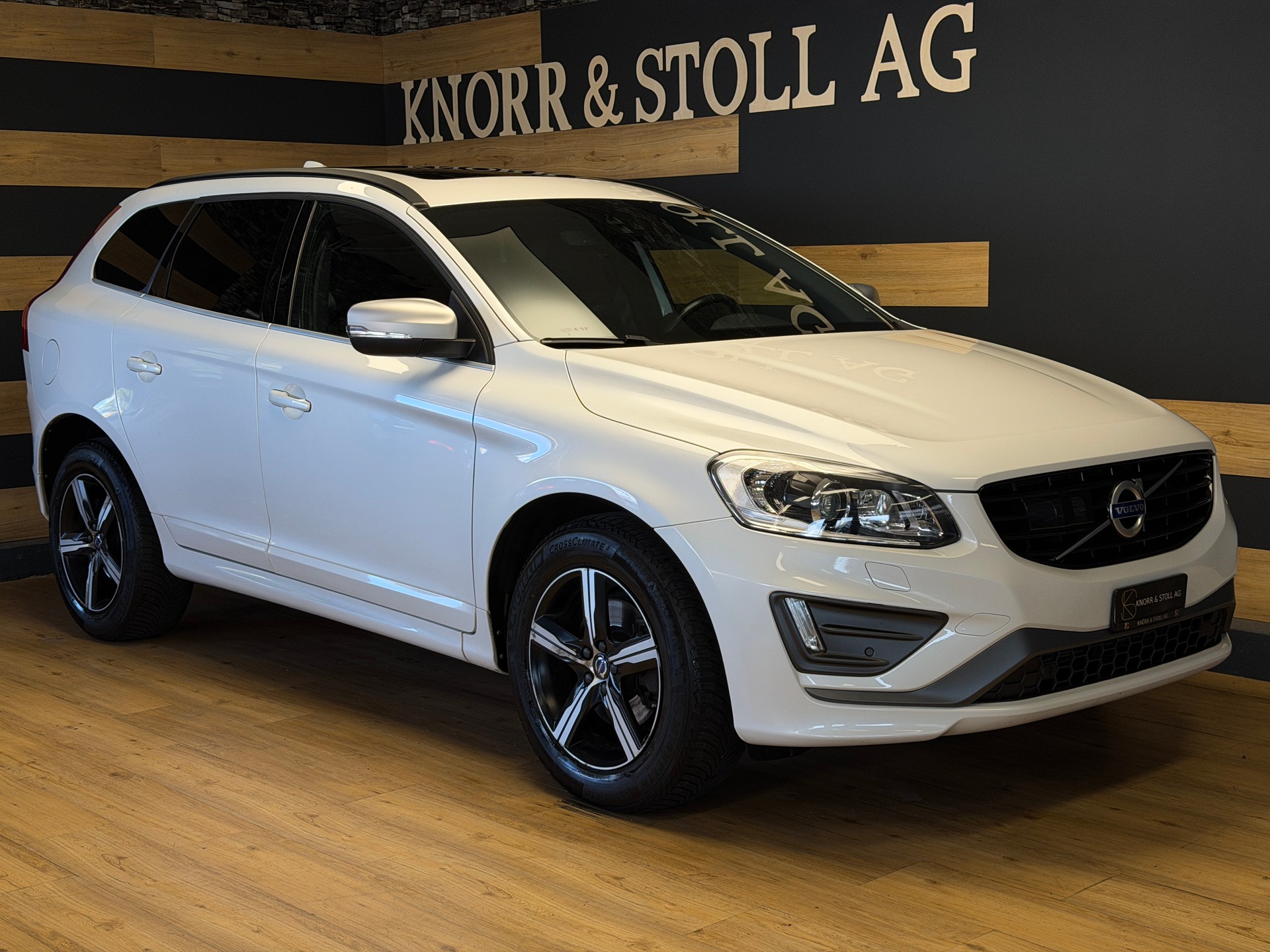 VOLVO XC60 T5 Kinetic R-Design Geartronic-image-2
