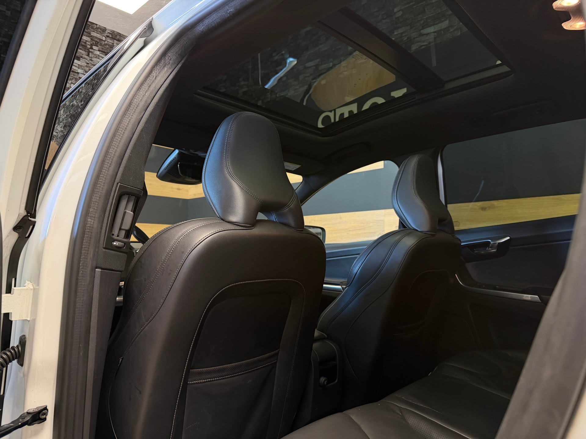 VOLVO XC60 T5 Kinetic R-Design Geartronic-image-8