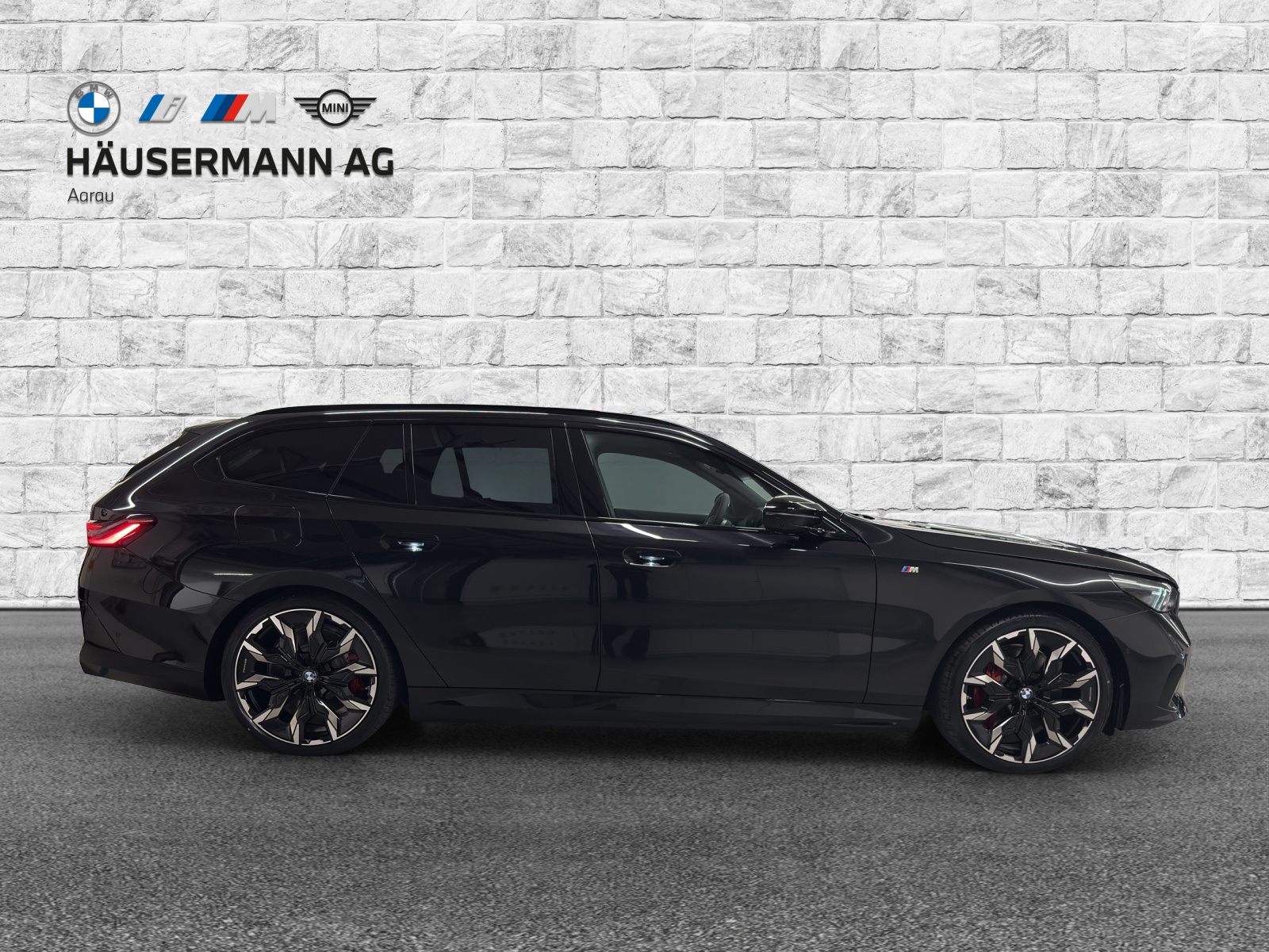 BMW i5 M60 Touring-showroom-element-3