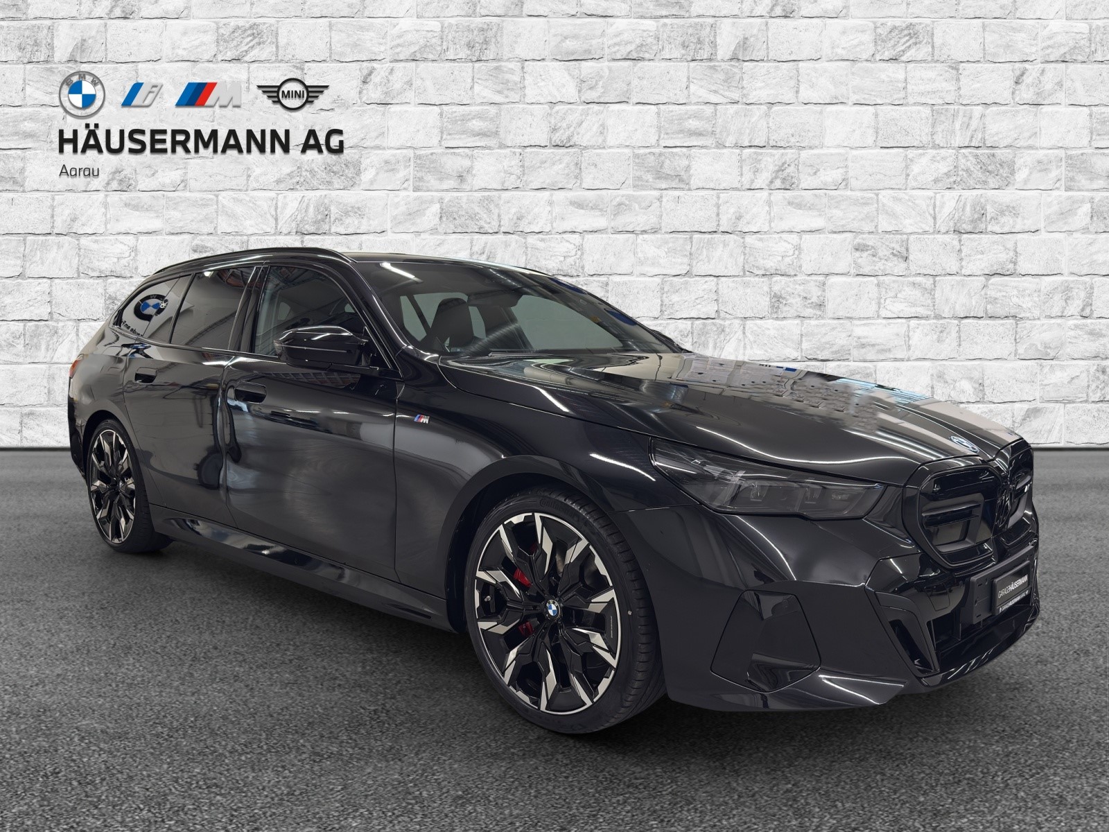 BMW i5 M60 Touring-showroom-element-2