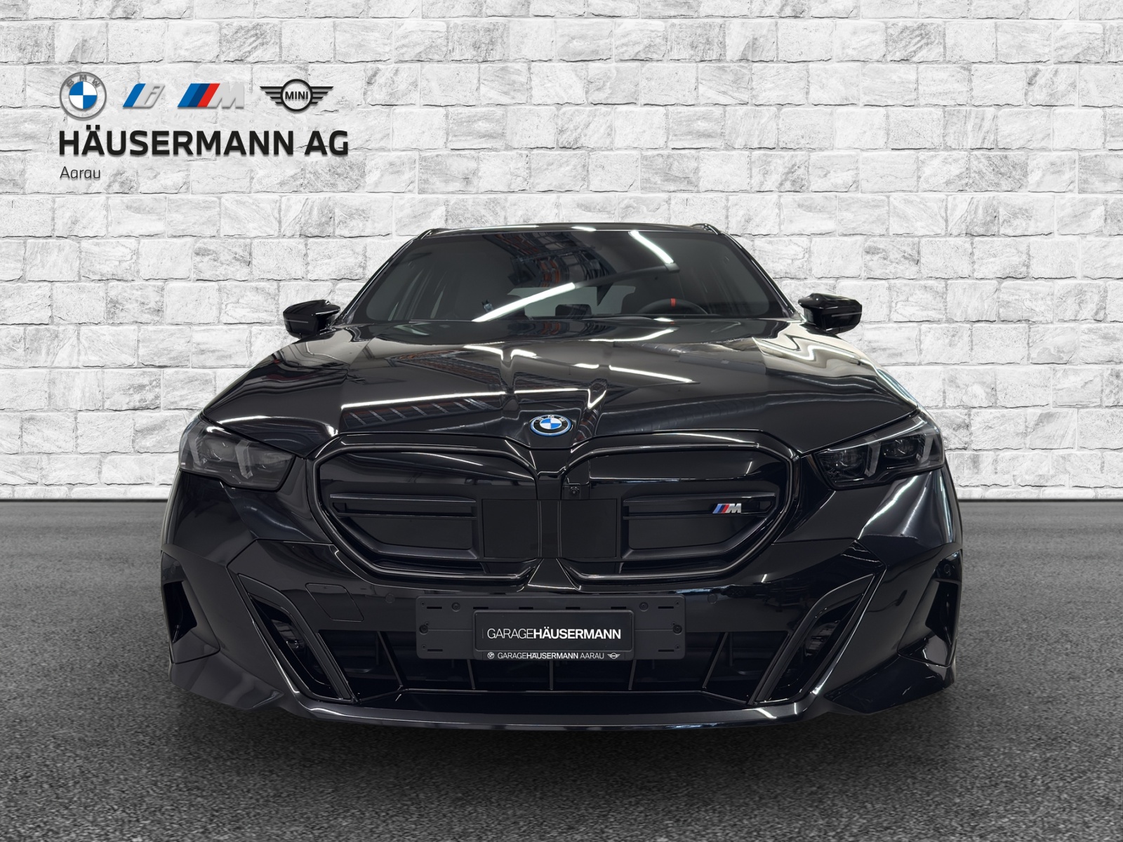 BMW i5 M60 Touring-showroom-element-1