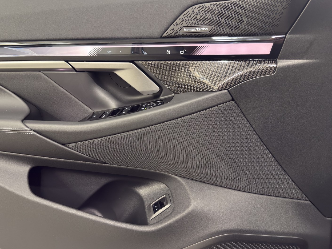 BMW i5 M60 Touring-image-11