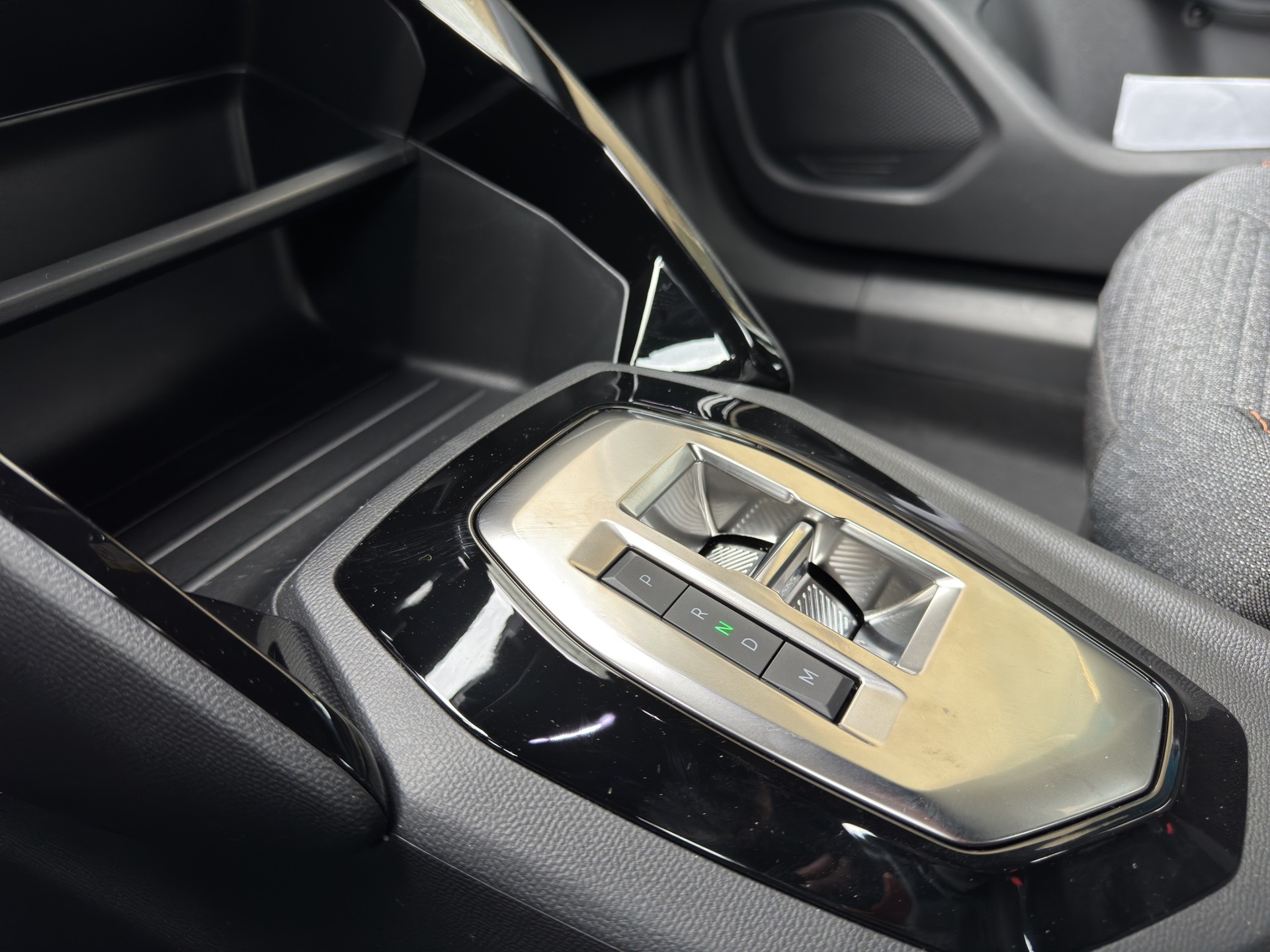 PEUGEOT 2008 1.2 MHEV Style-image-10