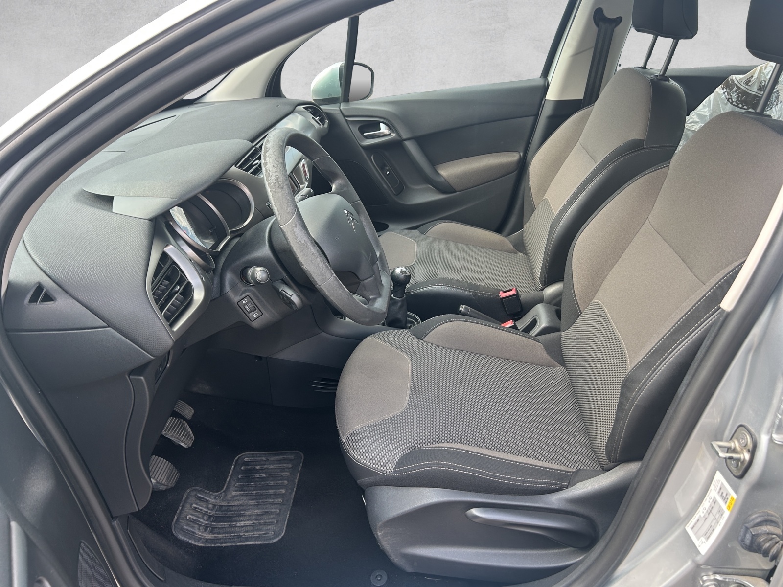 CITROEN C3 1.2i Attraction-image-8