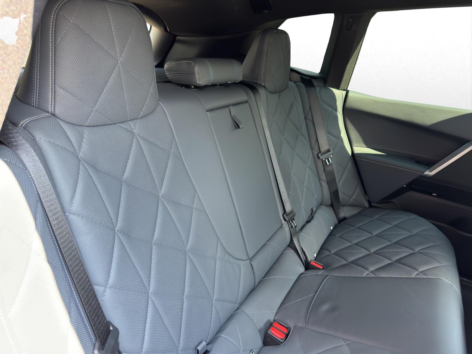 BMW iX xDrive45-image-14