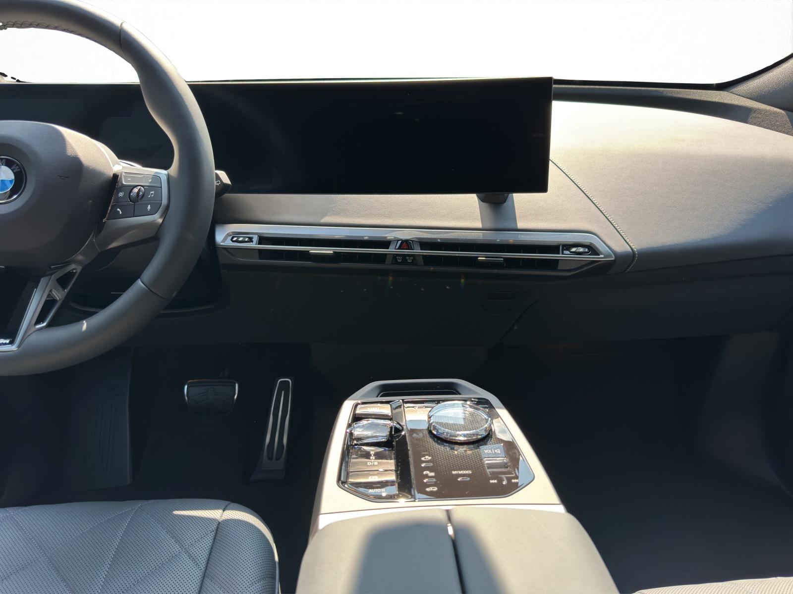 BMW iX xDrive45-image-11