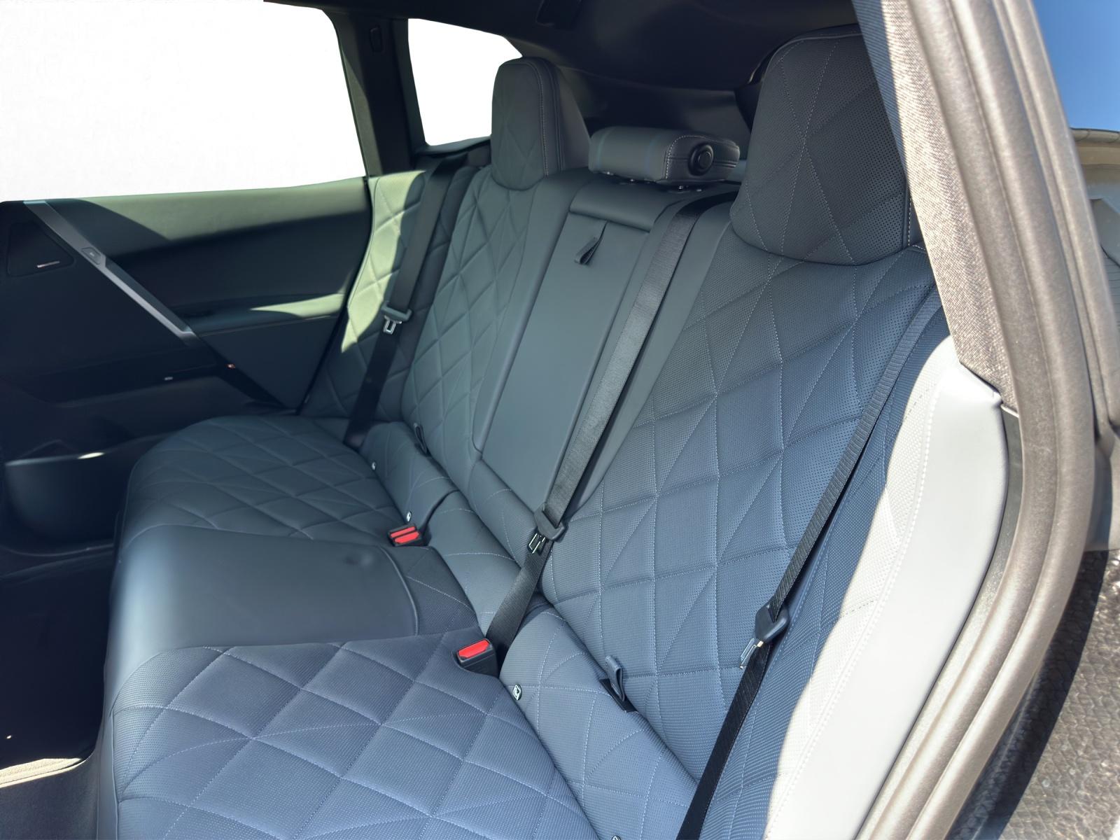 BMW iX xDrive45-image-13