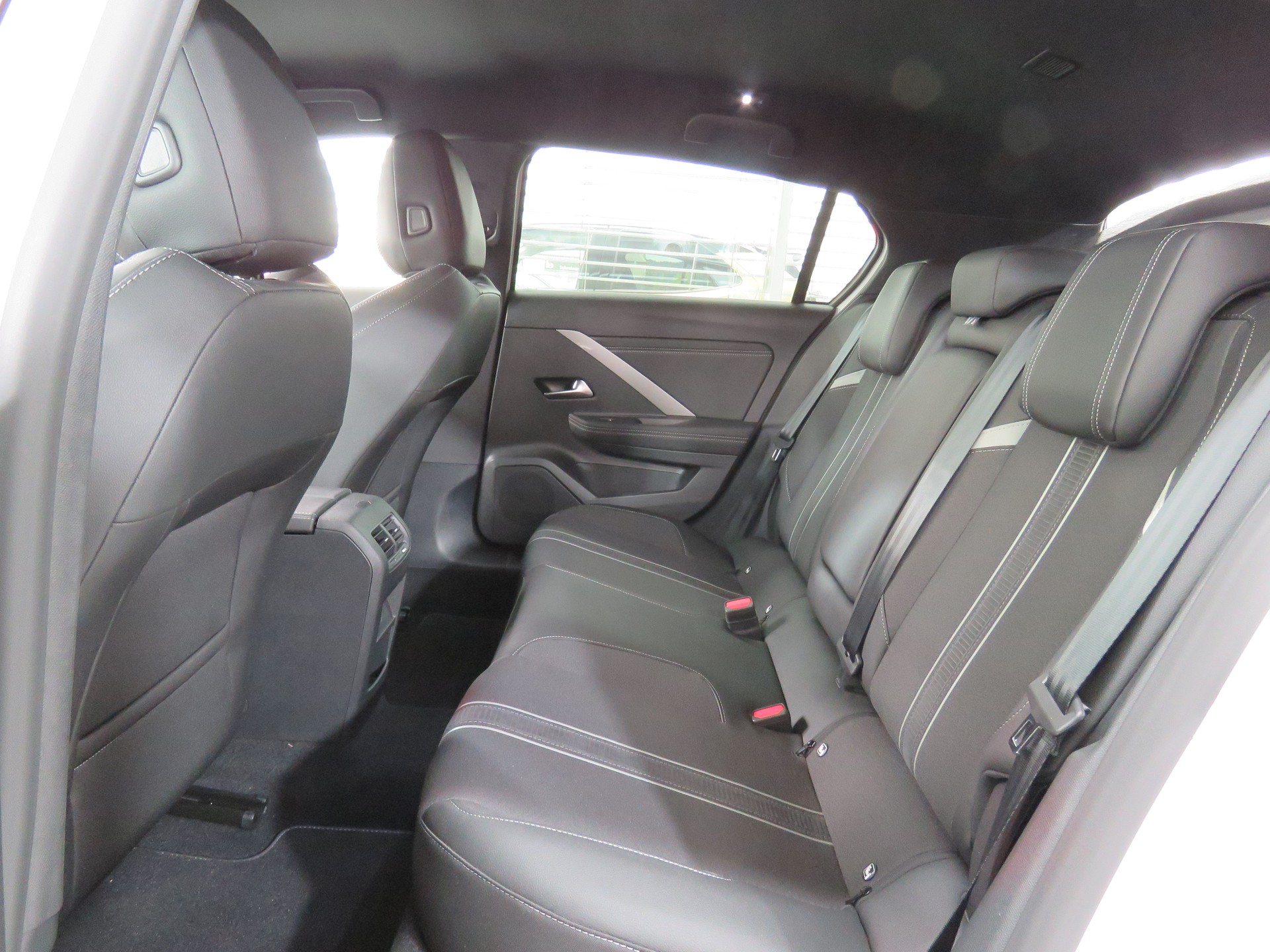 OPEL Astra 1.6 PHEV Turbo Swiss Plus Automat-image-13