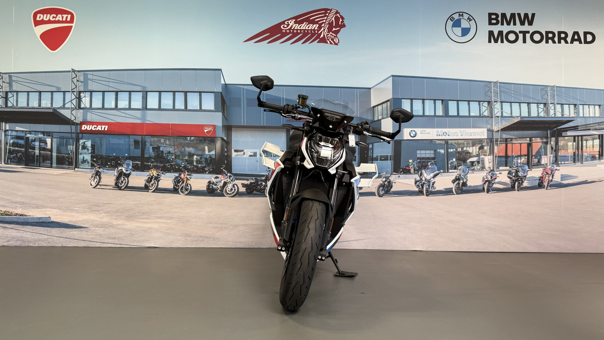 BMW M 1000 R-showroom-element-1