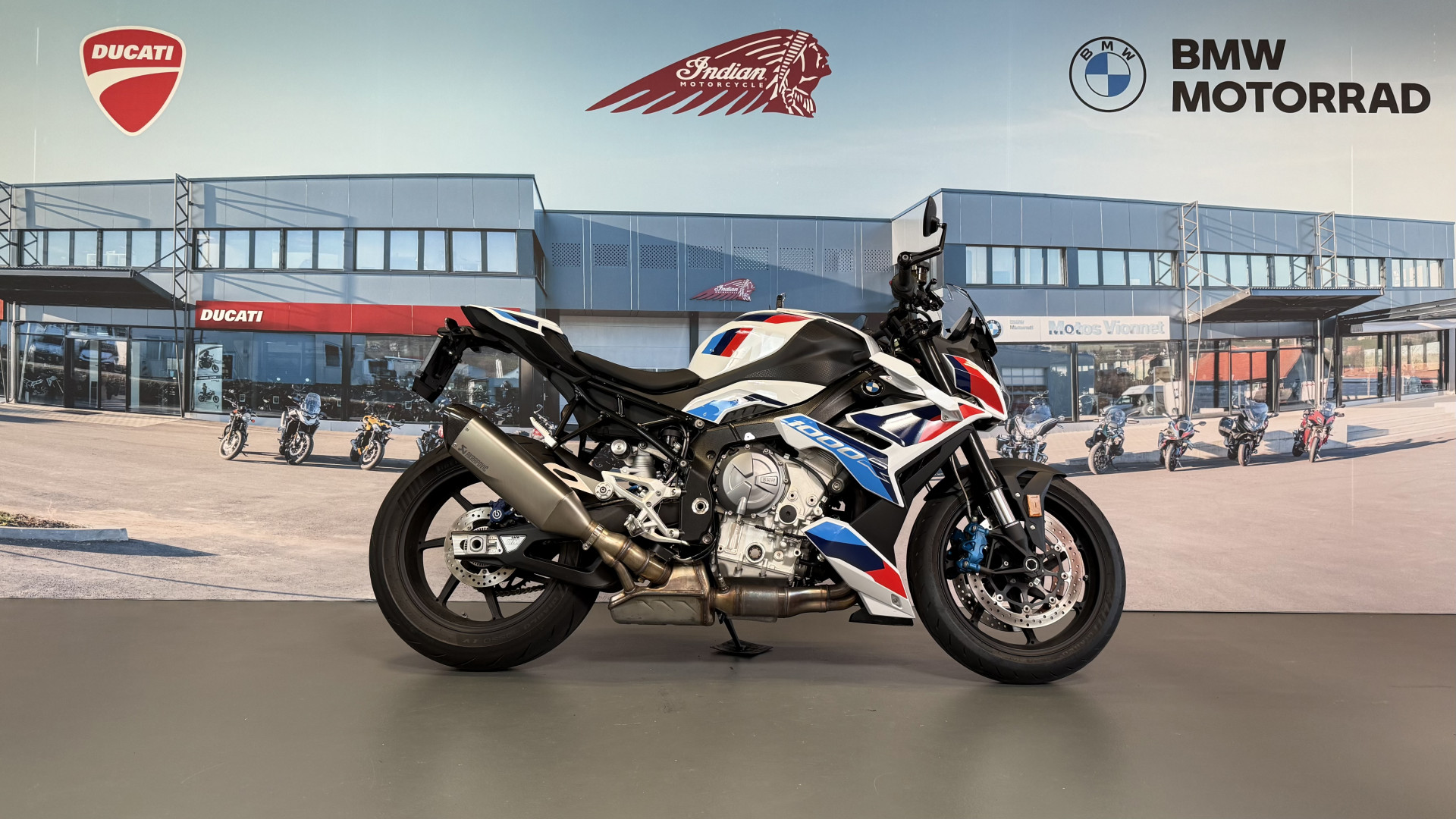 BMW M 1000 R-showroom-element-3