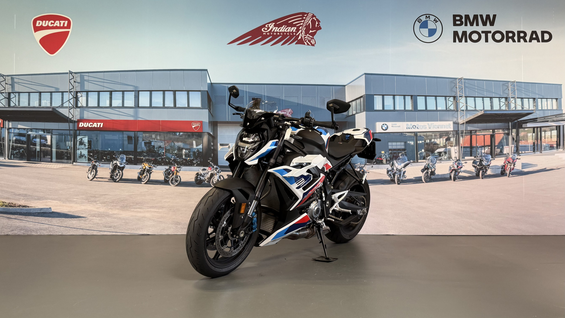 BMW M 1000 R-showroom-element-2