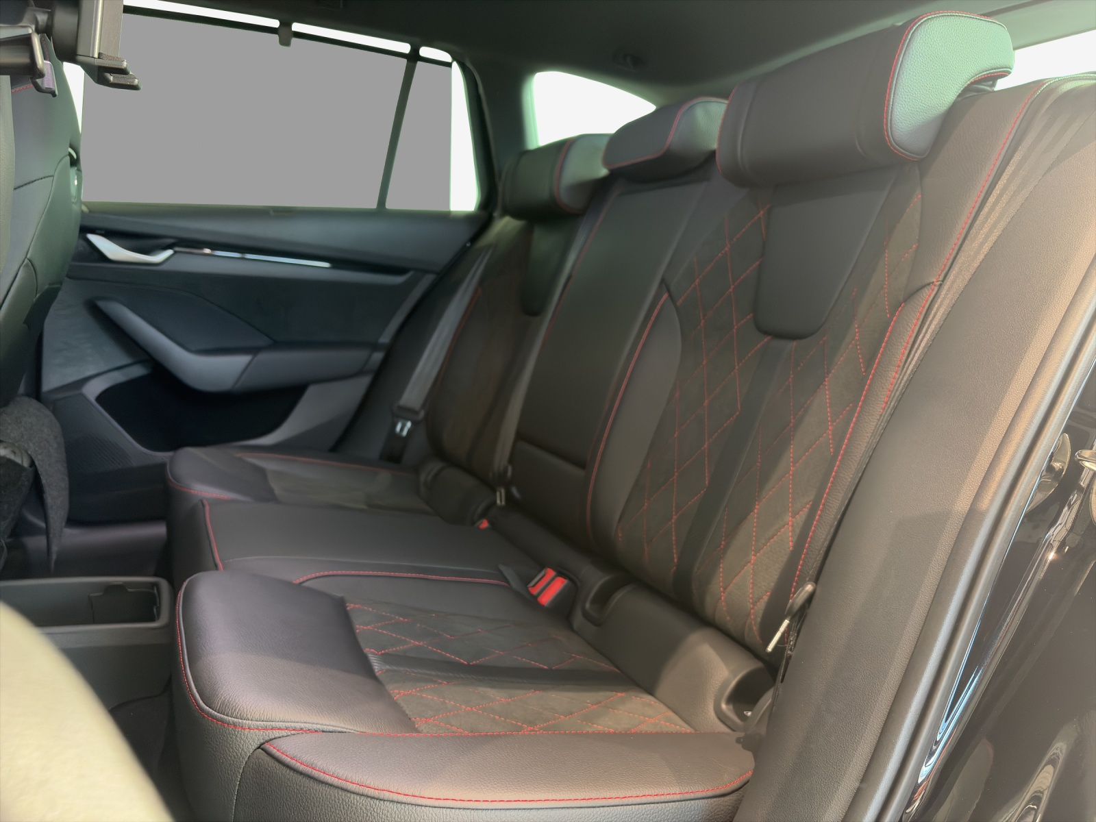 SKODA Octavia Combi 2.0 TSI DSG RS-image-11