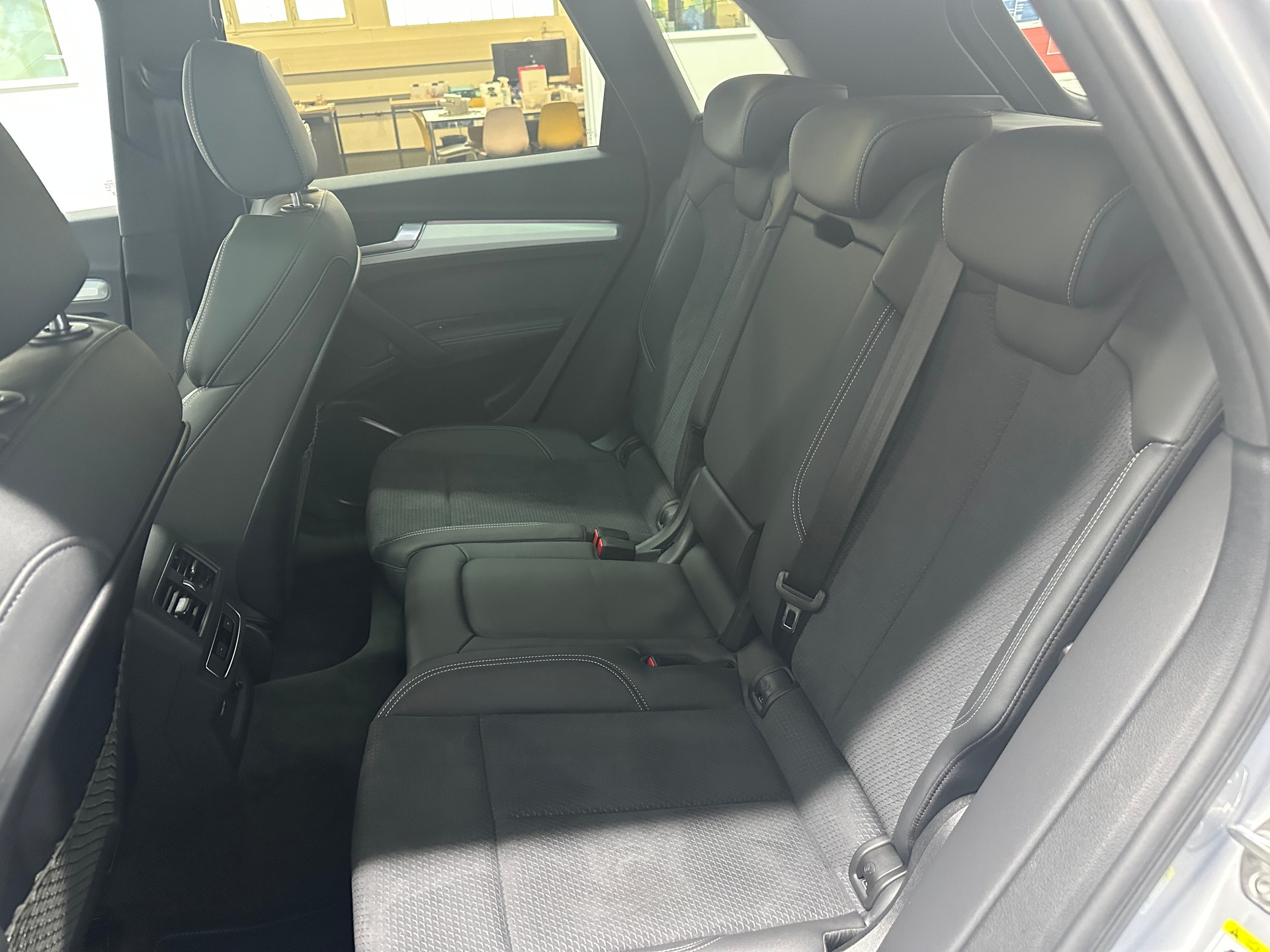 AUDI Q5 50 TFSI e quattro S line-image-9