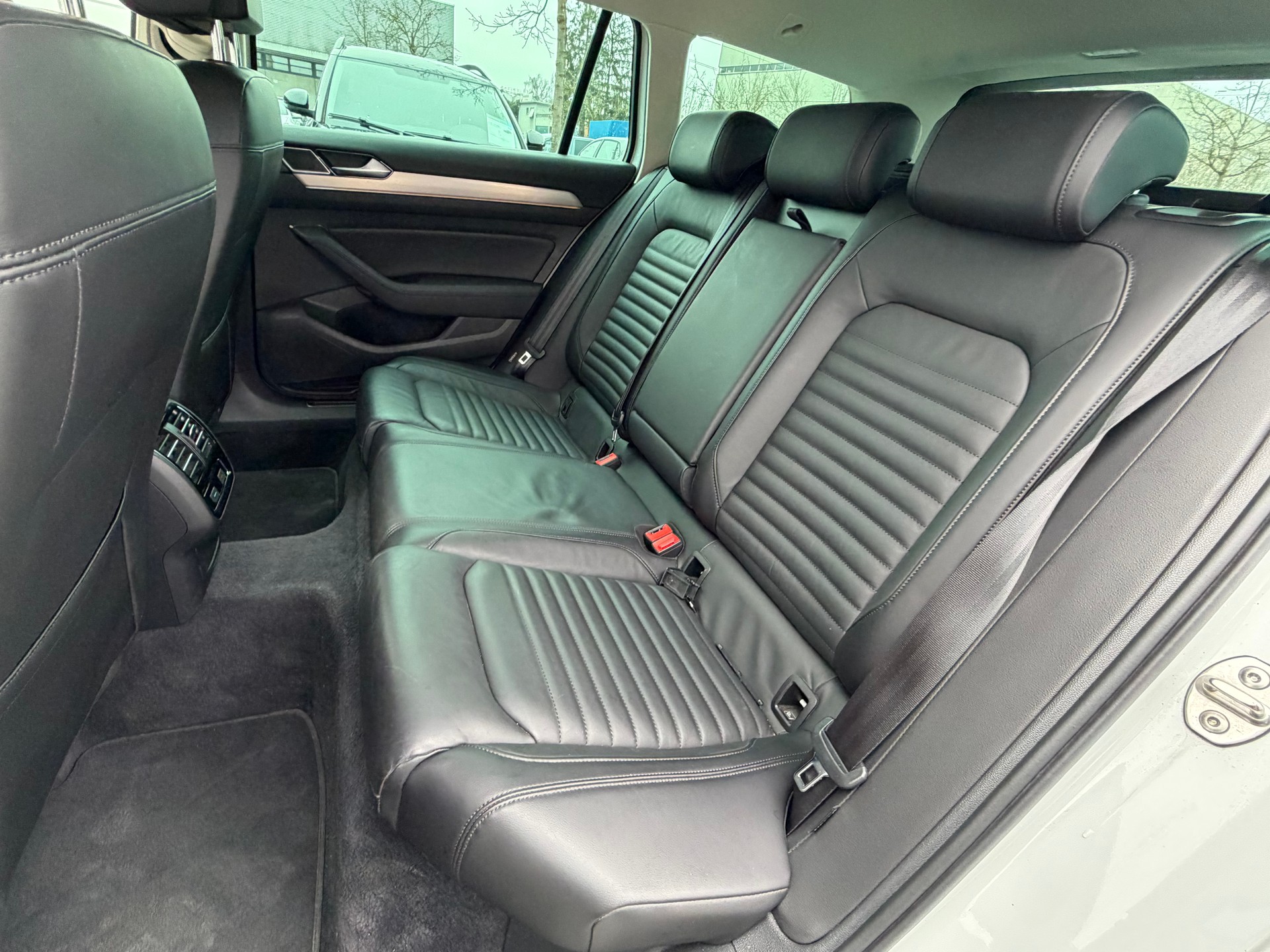 VW Passat Variant 2.0 TDI BMT Highline DSG-image-9
