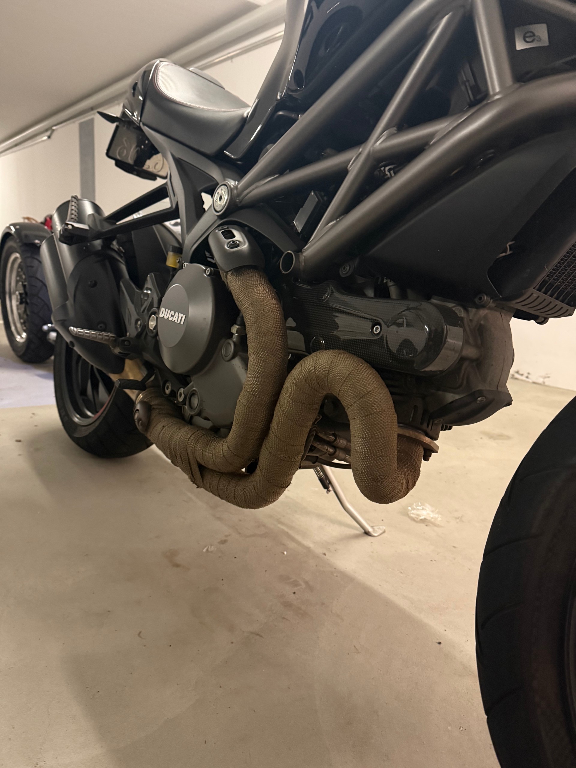 DUCATI EVO 1100 (Top Zustand inkl. Karbonteile)-image-2