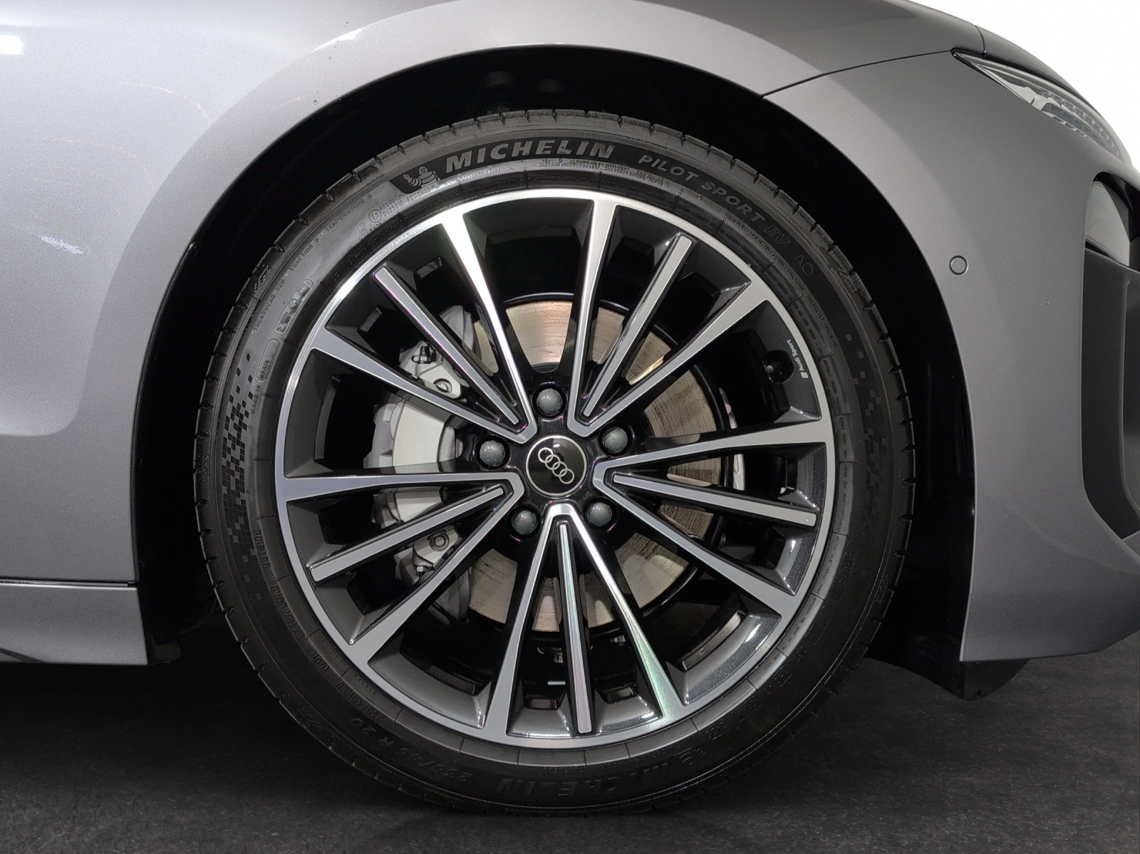 AUDI A6 Avant e-tron quattro-image-4