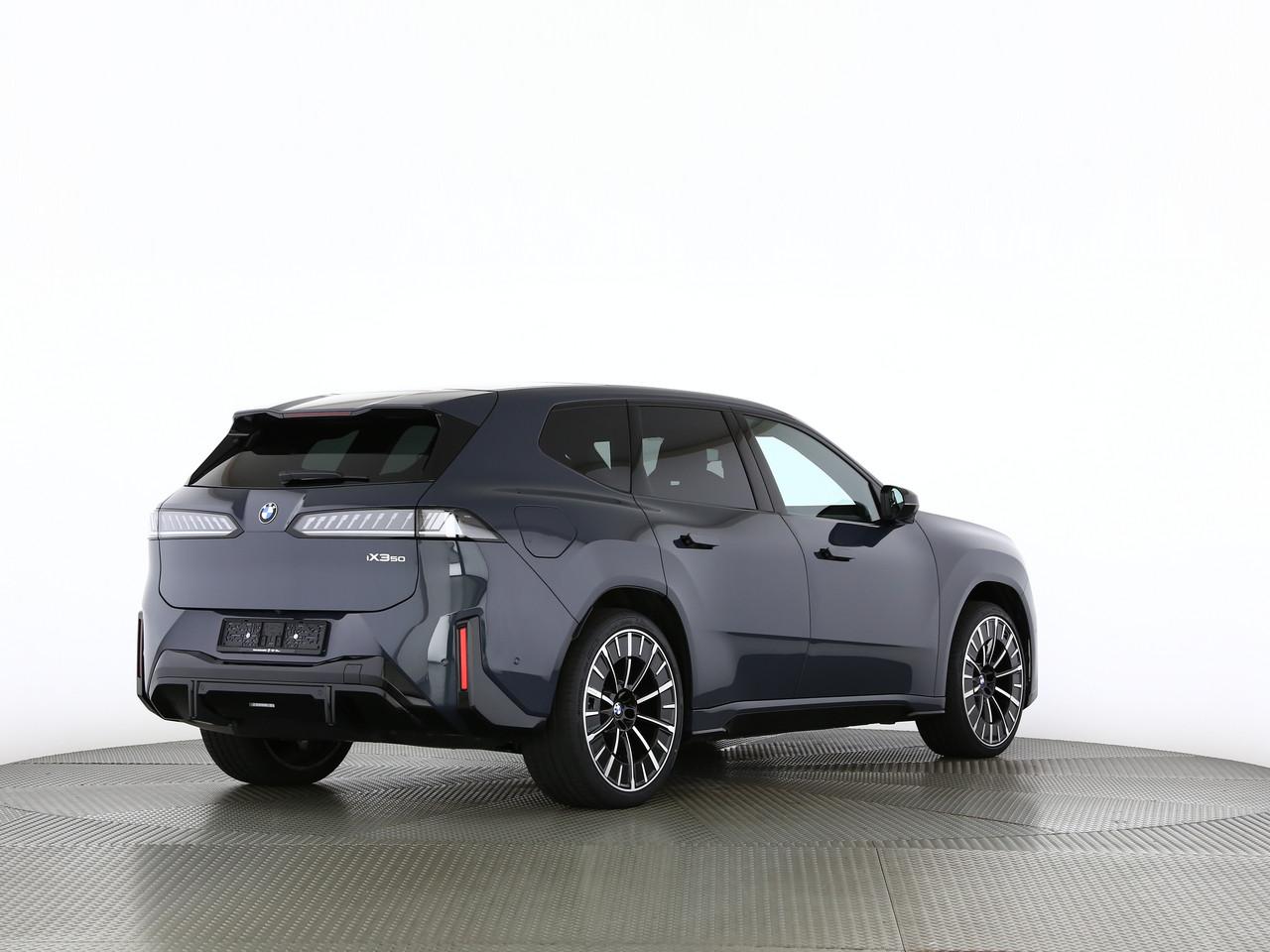 BMW iX3 50 xDrive-image-11