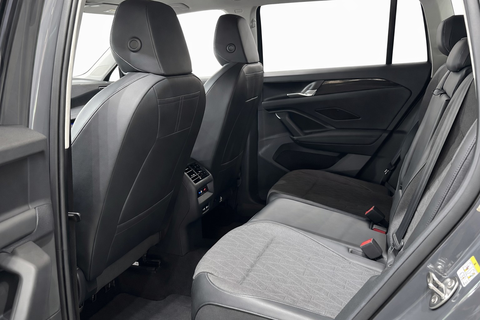 VW Tiguan 2.0 TDI SCR Elegance DSG * Anhängerkupplung *-image-12