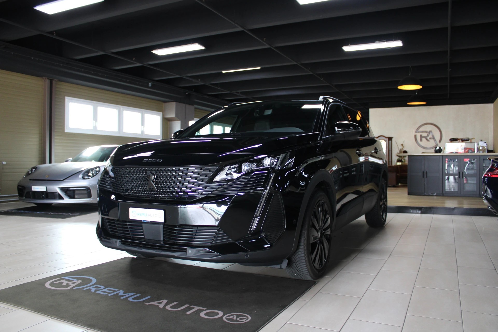 PEUGEOT 5008 1.2 Pure Tech Allure Pack EAT8-image-5