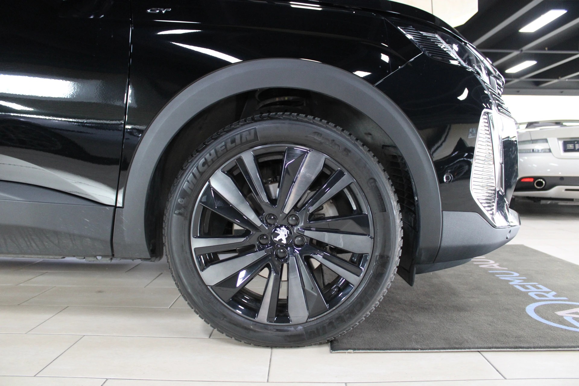 PEUGEOT 5008 1.2 Pure Tech Allure Pack EAT8-image-8