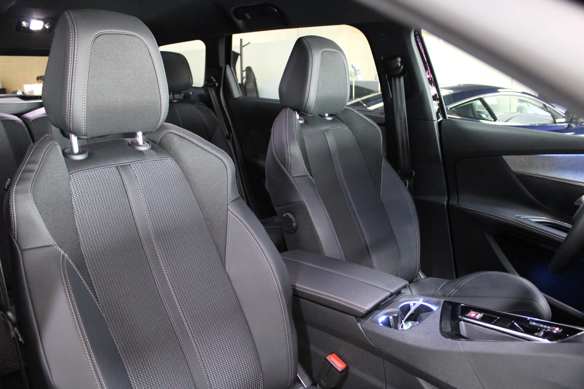 PEUGEOT 5008 1.2 Pure Tech Allure Pack EAT8-image-16