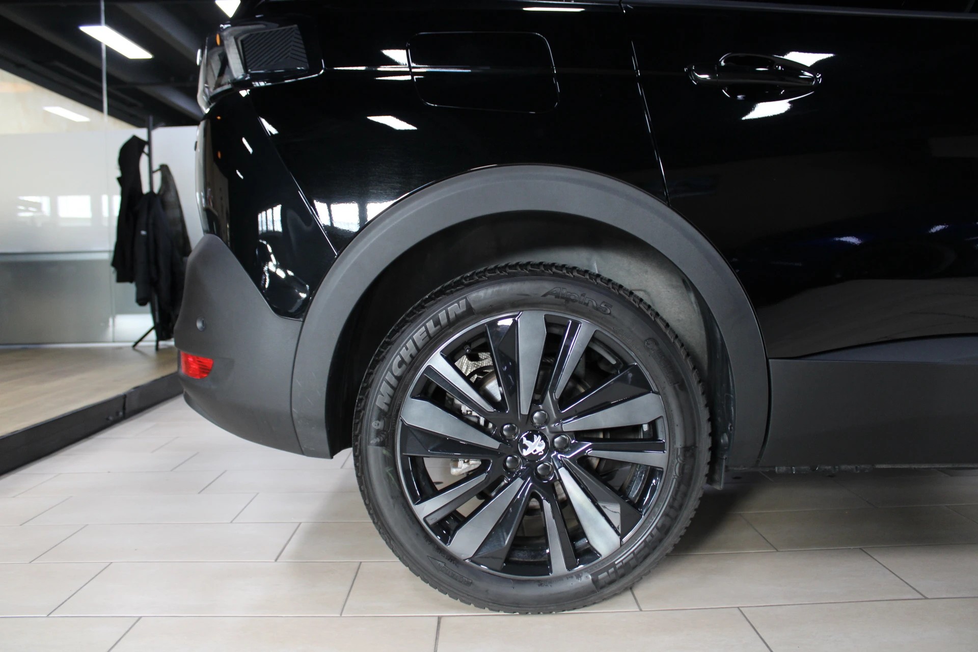 PEUGEOT 5008 1.2 Pure Tech Allure Pack EAT8-image-9