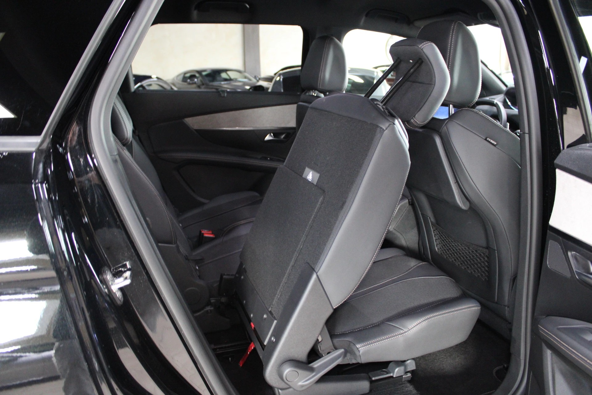 PEUGEOT 5008 1.2 Pure Tech Allure Pack EAT8-image-18