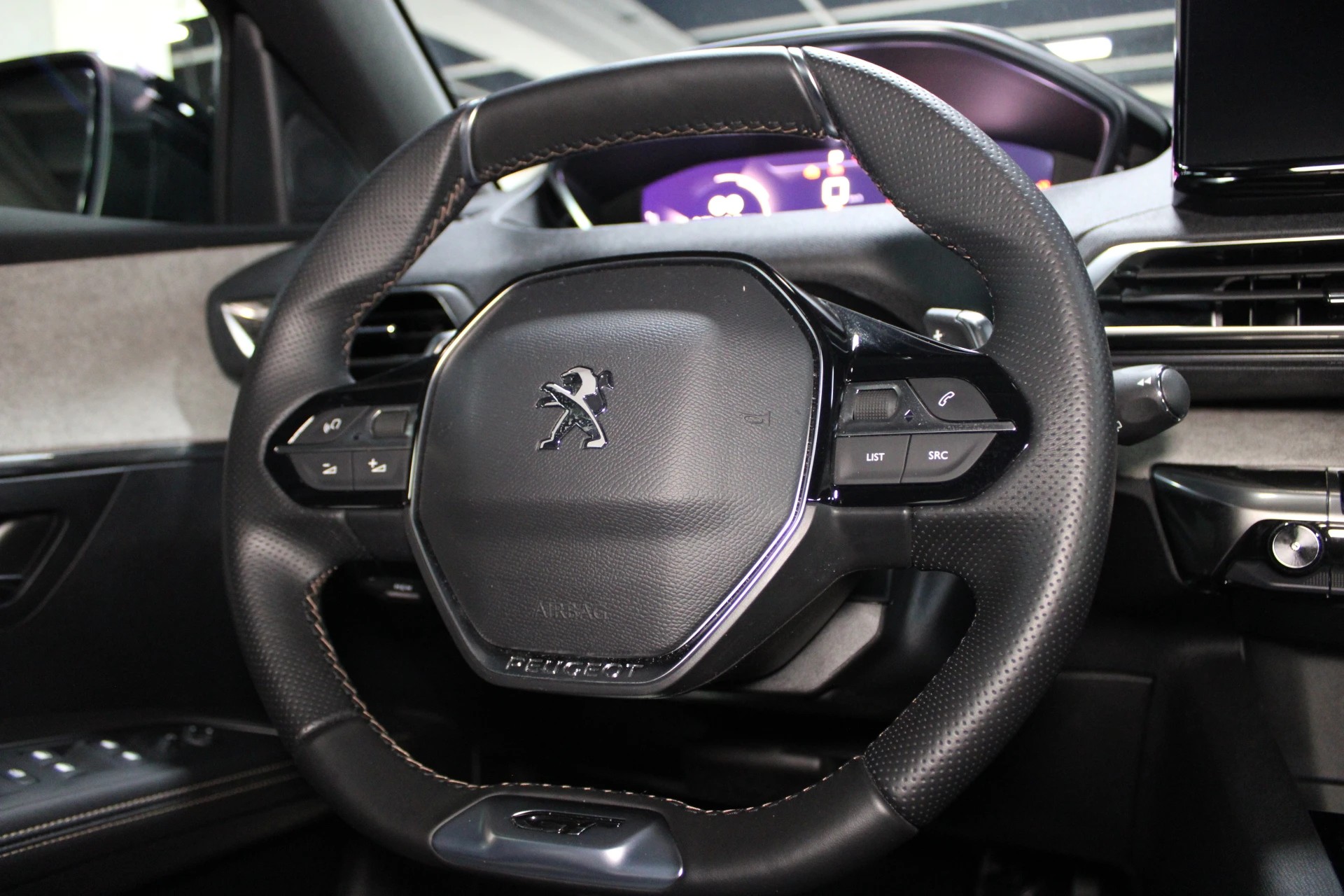 PEUGEOT 5008 1.2 Pure Tech Allure Pack EAT8-image-23