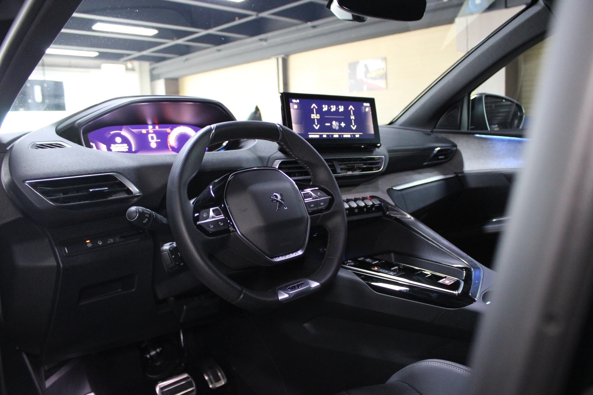 PEUGEOT 5008 1.2 Pure Tech Allure Pack EAT8-image-12