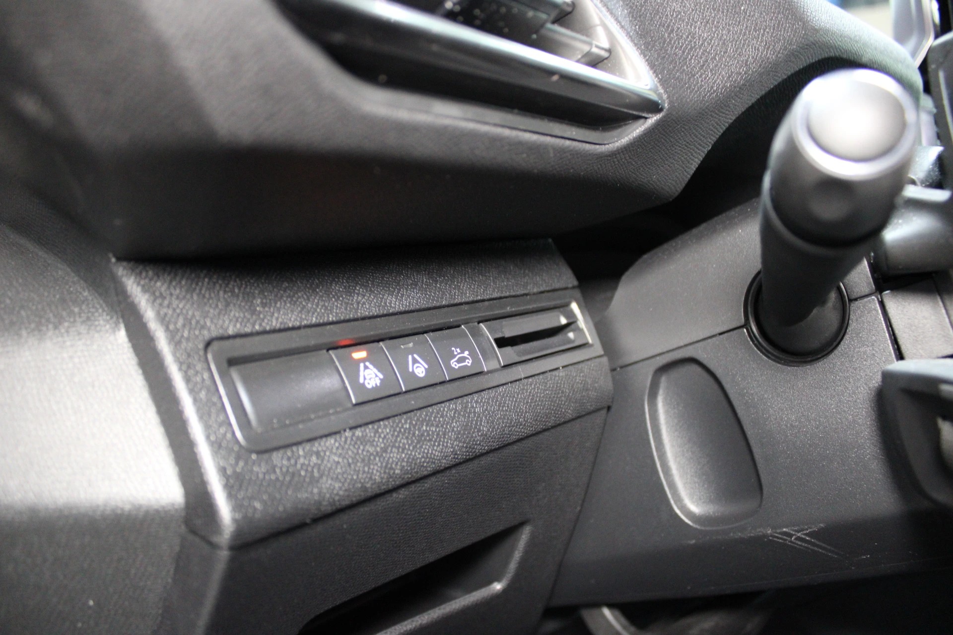 PEUGEOT 5008 1.2 Pure Tech Allure Pack EAT8-image-24