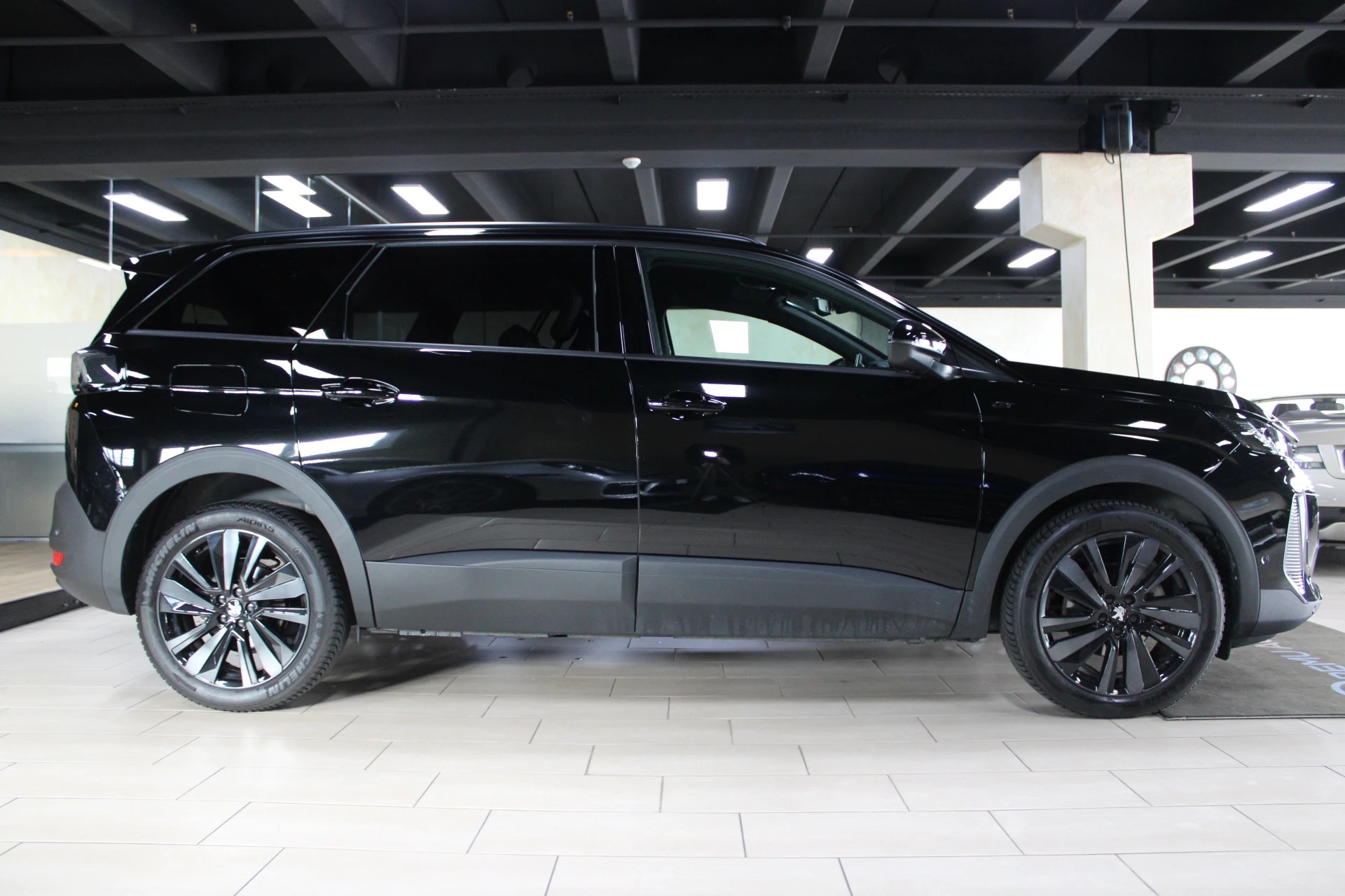 PEUGEOT 5008 1.2 Pure Tech Allure Pack EAT8-image-2