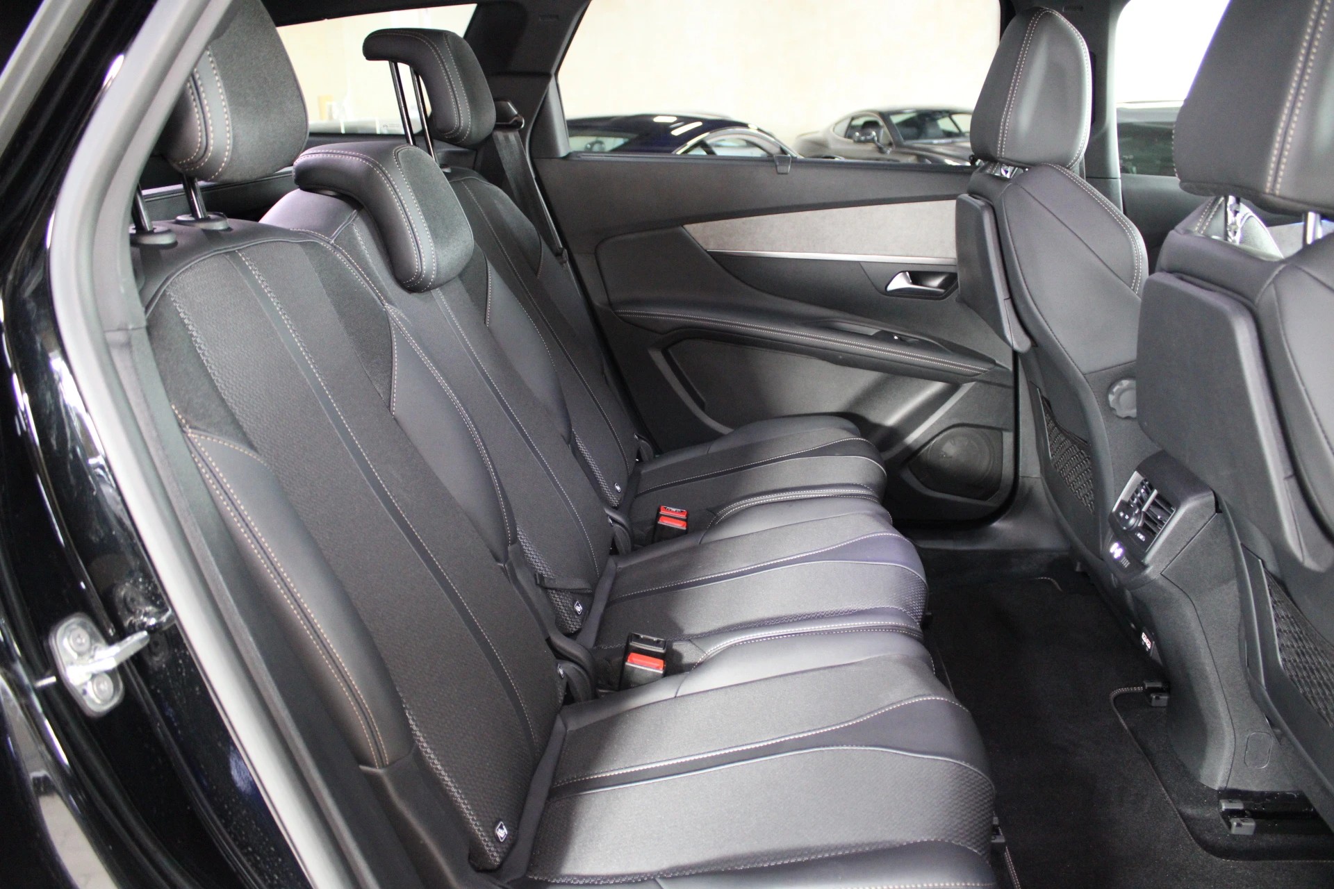 PEUGEOT 5008 1.2 Pure Tech Allure Pack EAT8-image-17