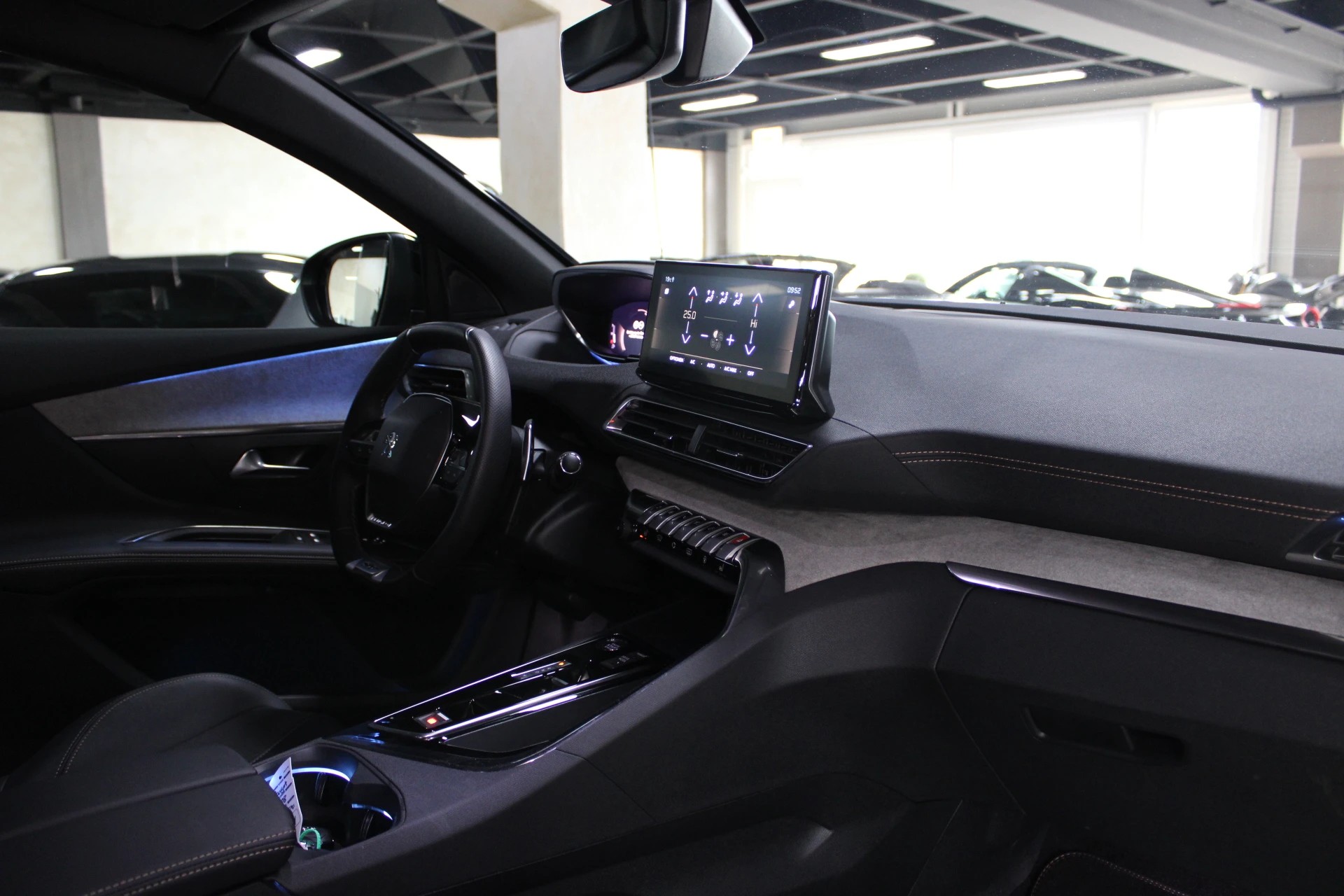 PEUGEOT 5008 1.2 Pure Tech Allure Pack EAT8-image-15