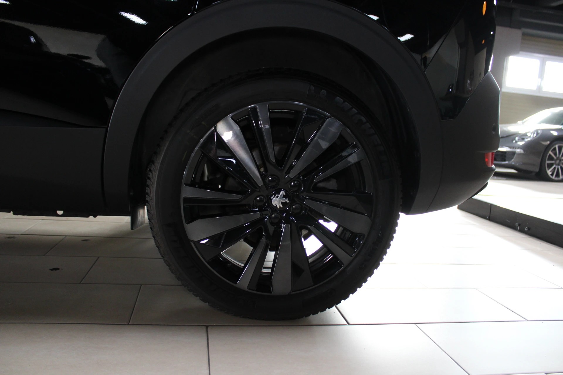 PEUGEOT 5008 1.2 Pure Tech Allure Pack EAT8-image-10