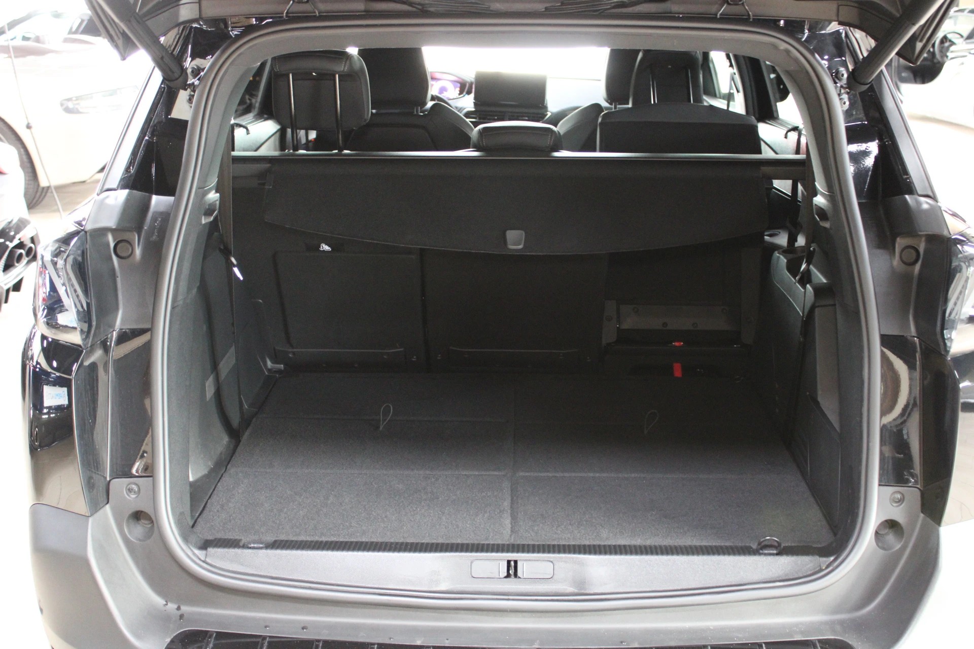 PEUGEOT 5008 1.2 Pure Tech Allure Pack EAT8-image-4