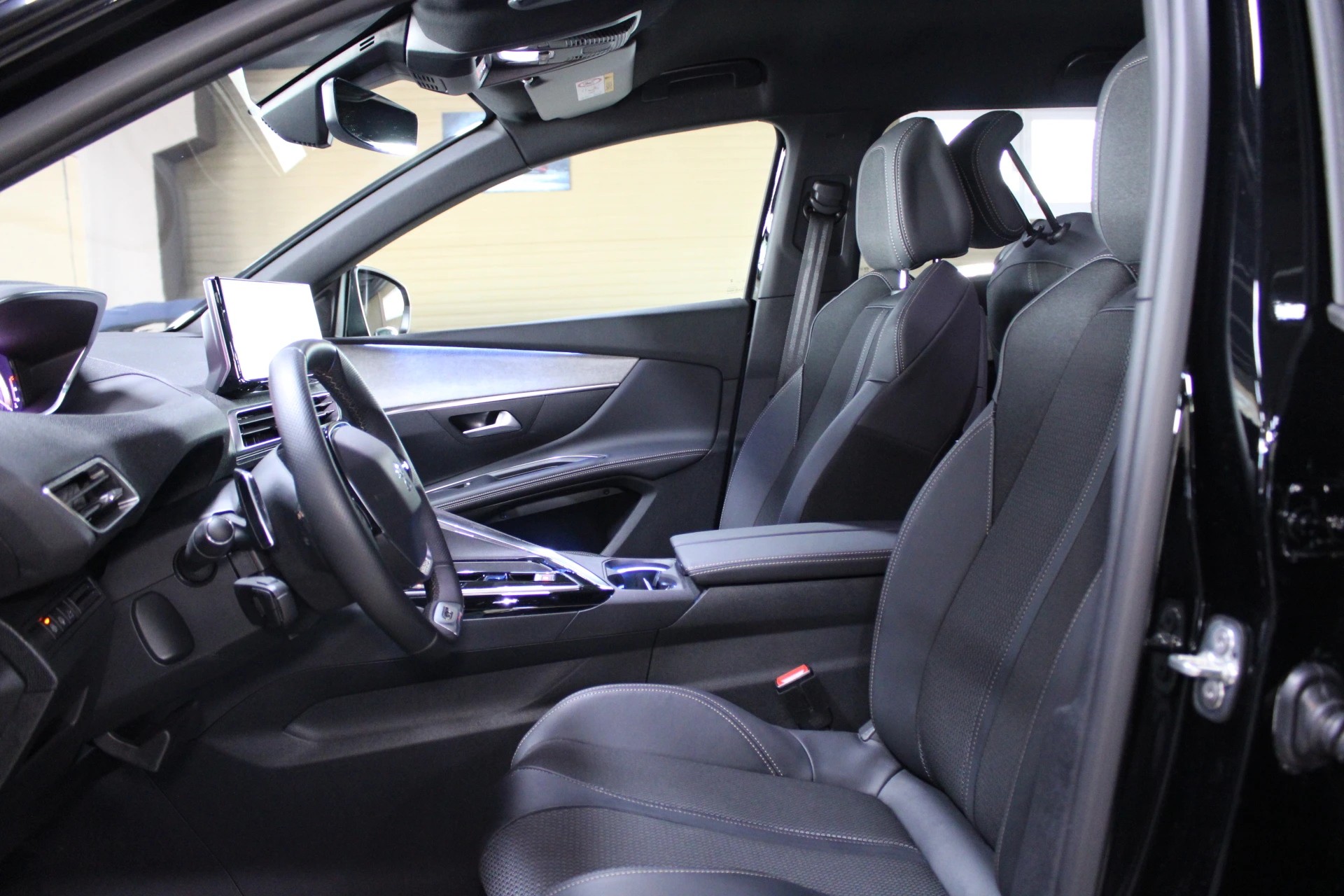 PEUGEOT 5008 1.2 Pure Tech Allure Pack EAT8-image-13