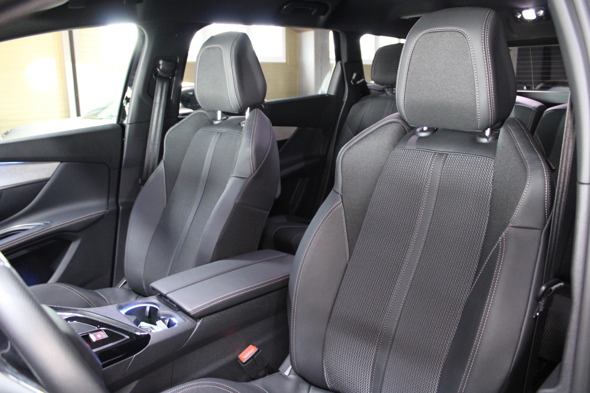 PEUGEOT 5008 1.2 Pure Tech Allure Pack EAT8-image-14