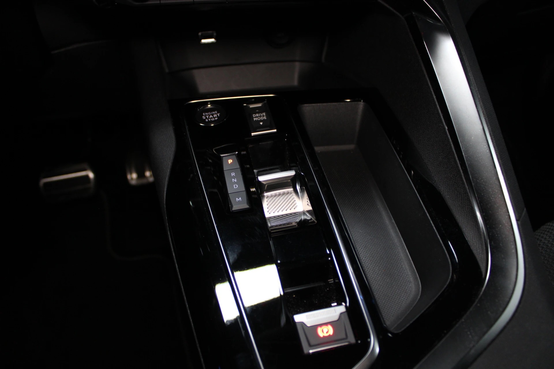 PEUGEOT 5008 1.2 Pure Tech Allure Pack EAT8-image-22