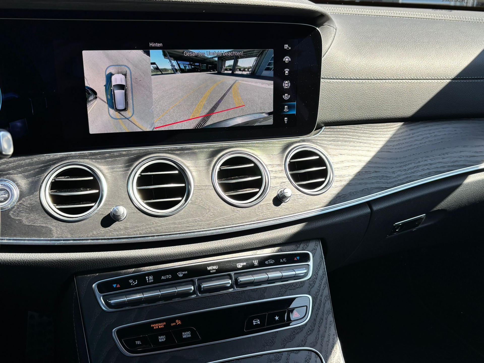 MERCEDES-BENZ E 220d AMG-Line 4Matic Kombi-image-11