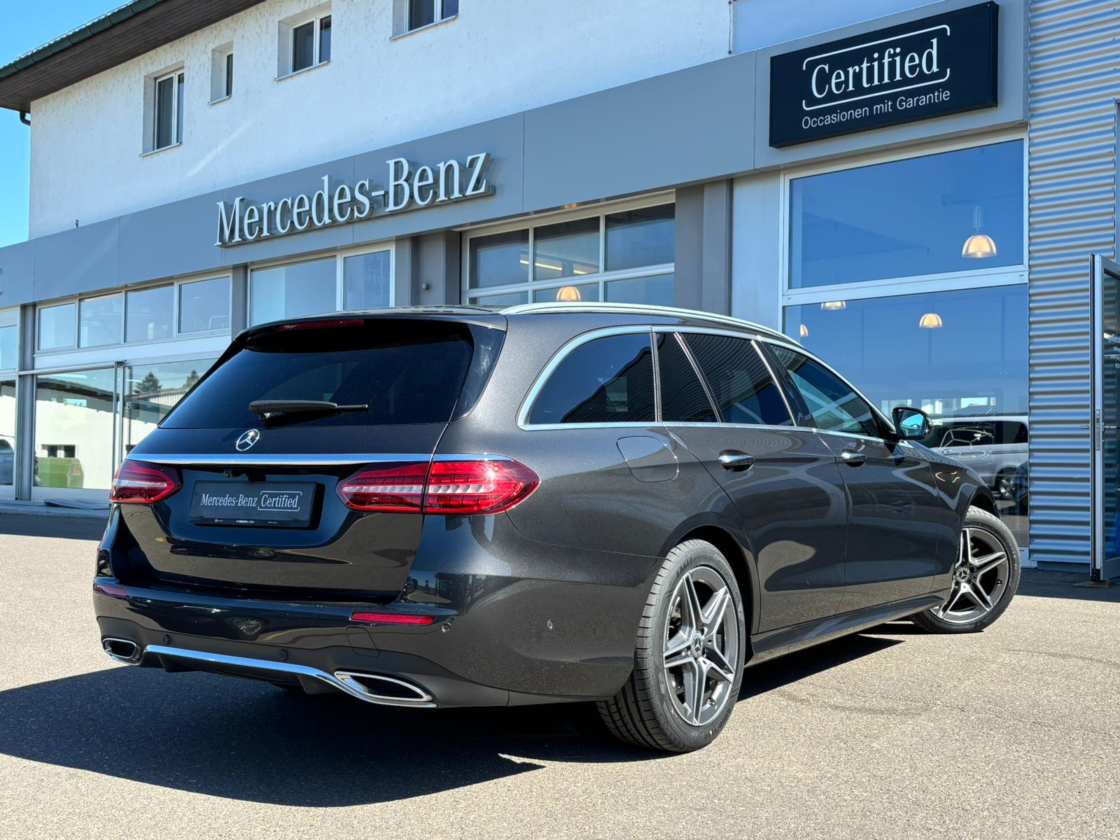 MERCEDES-BENZ E 220d AMG-Line 4Matic Kombi-image-3