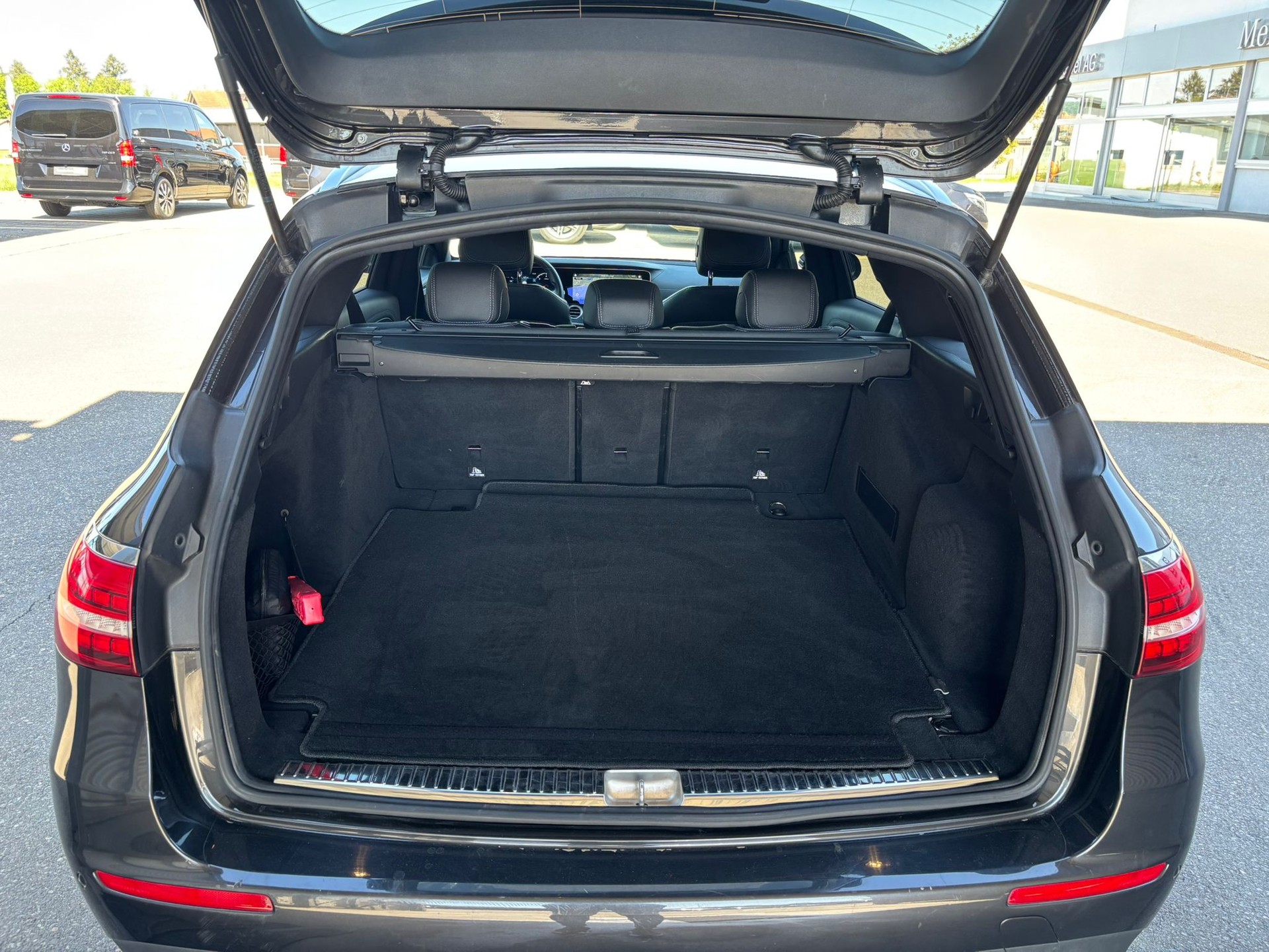 MERCEDES-BENZ E 220d AMG-Line 4Matic Kombi-image-13
